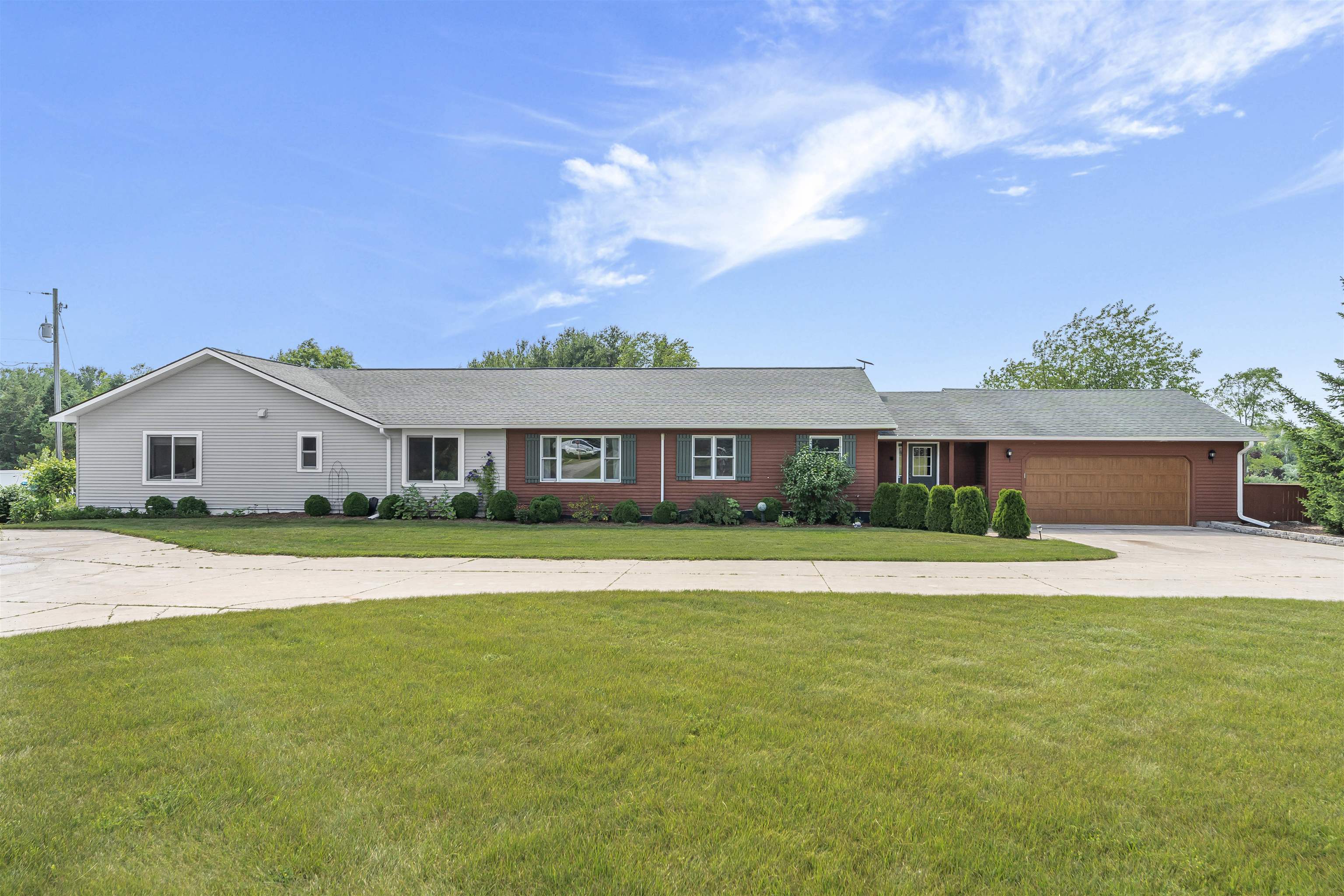 Photo 2 of Single family home for sale at 9390 S Lake Leelanau Dr, Traverse City, MI 49684 | MLS# 78080072294 | Listing updated on 2026-09-16
