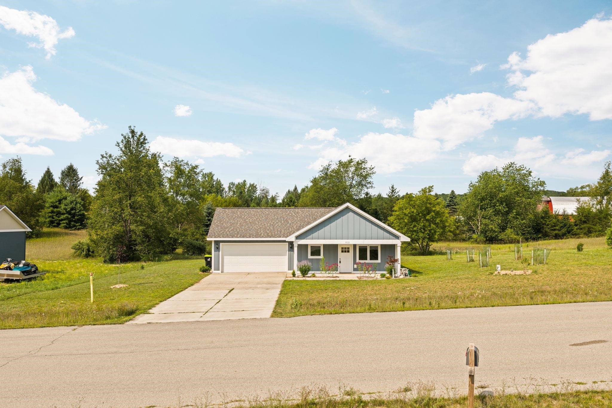 5th image of 8522 Olivia Dr, Maple City, MI 49664 | MLS# 78080072376