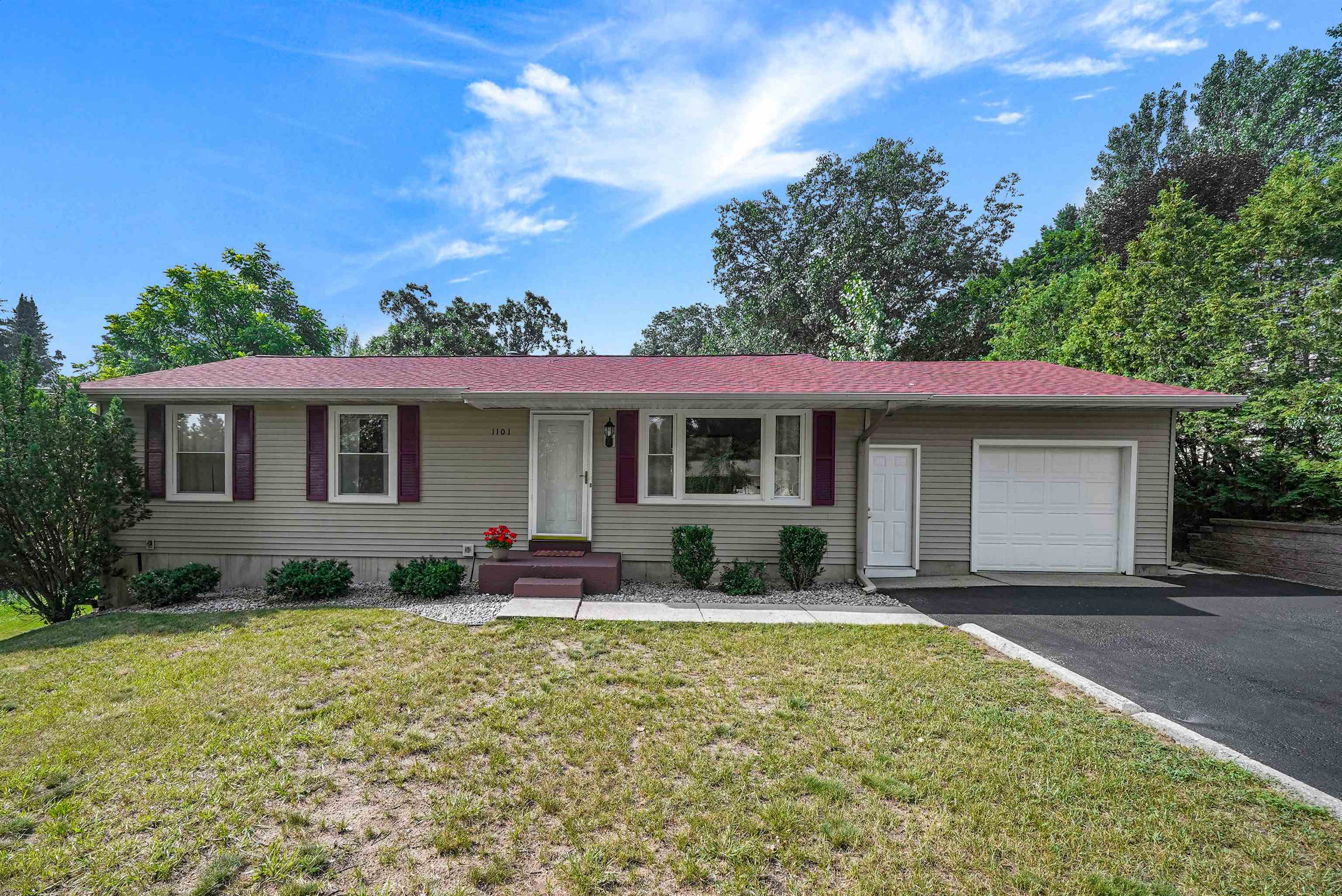 1st image of 1101 Knoll Crest Ct, Garfield Charter Township Grand Traverse, MI 49686 | MLS# 78080072794