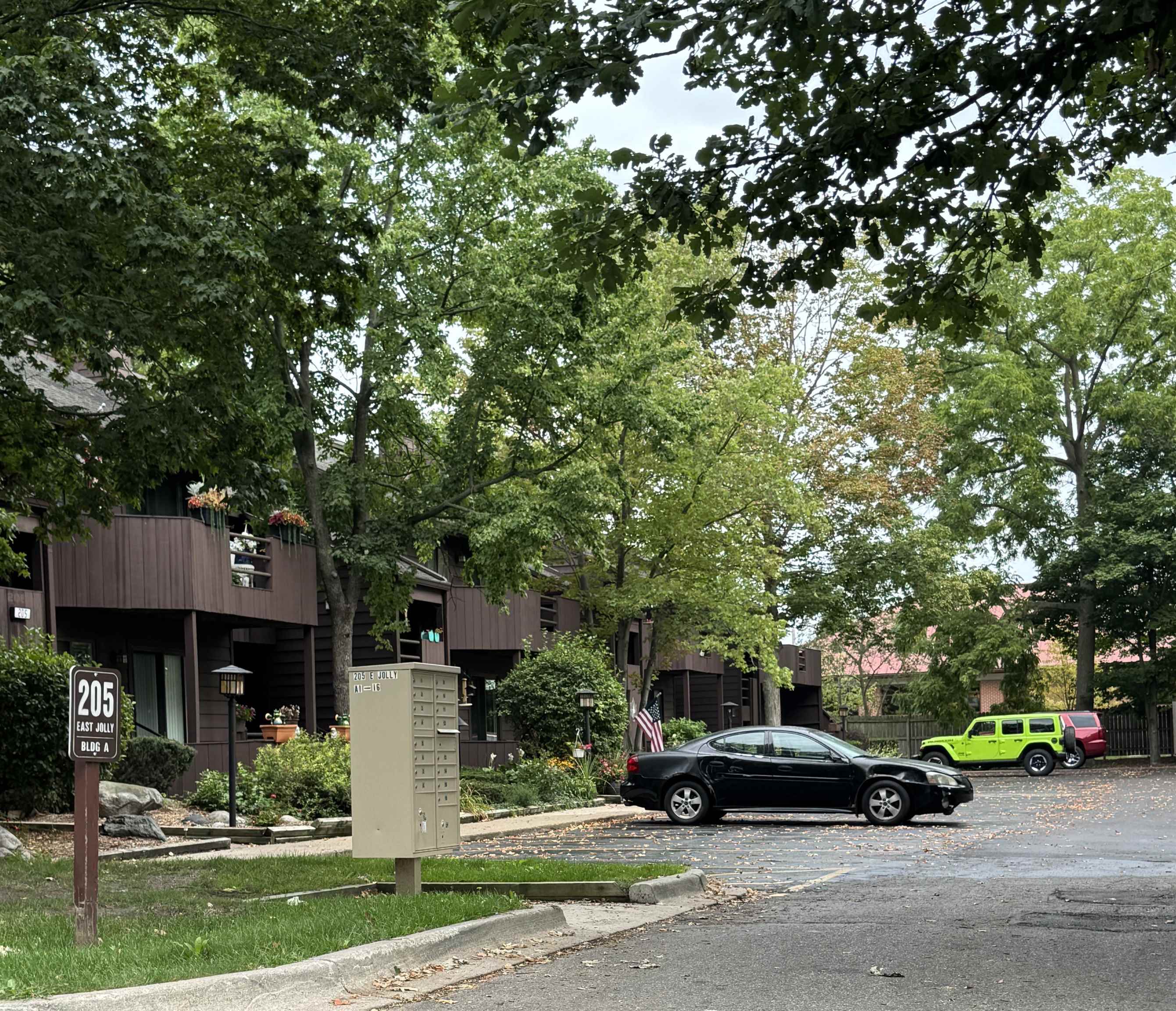 Photo 3 of Condo for sale at 205 E Jolly Rd, Lansing, MI 48910 | MLS# 79080073078 | Listing updated on 2026-09-04