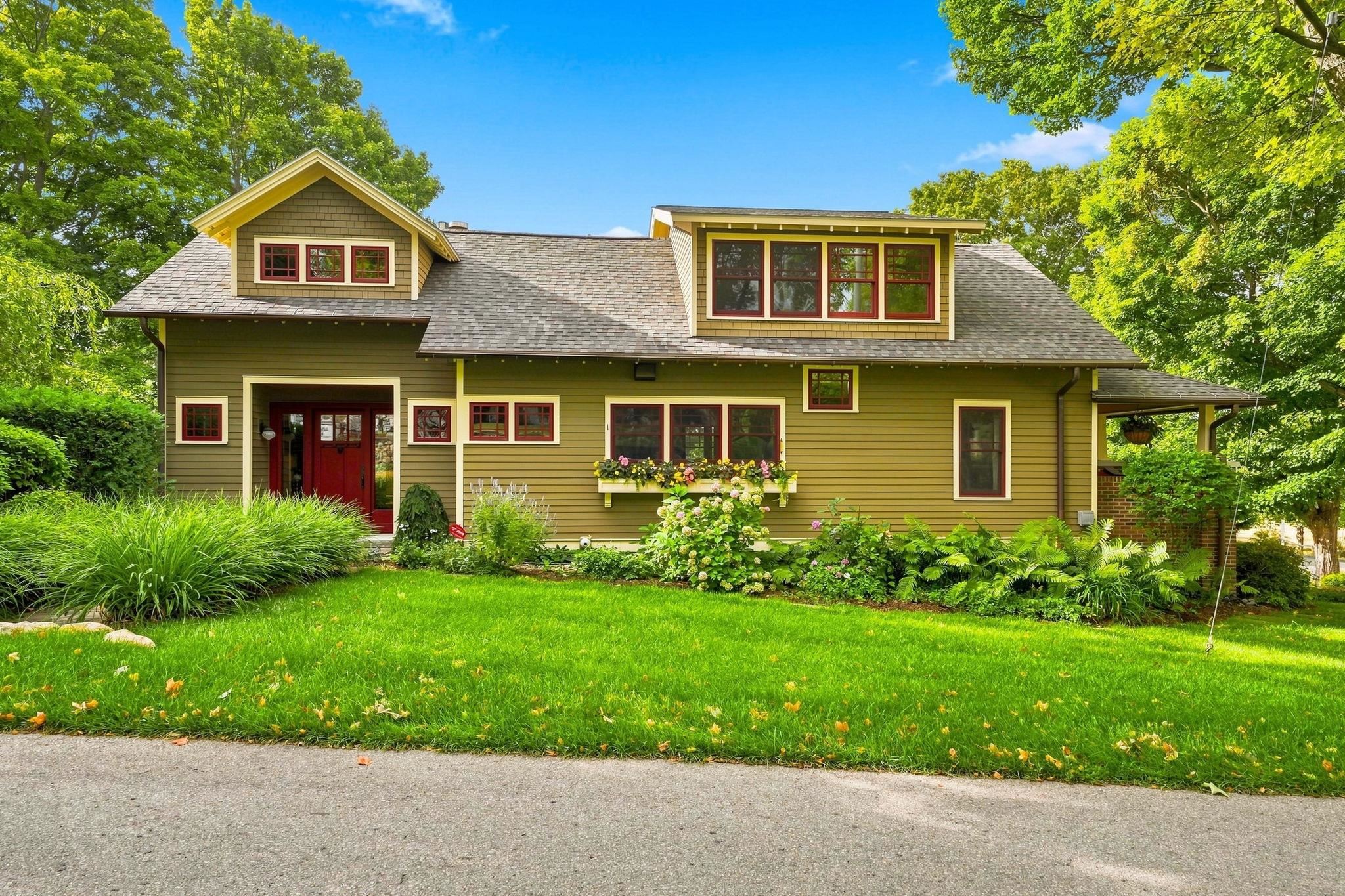 Photo 2 of Single family home for sale at 101 S Grand Ave, Leland, MI 49654 | MLS# 78080073379 | Listing updated on 2026-09-16