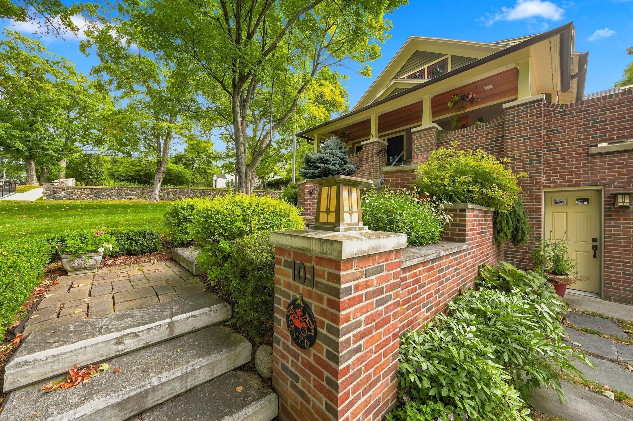 Photo 4 of Single family home for sale at 101 S Grand Ave, Leland, MI 49654 | MLS# 78080073379 | Listing updated on 2026-09-19
