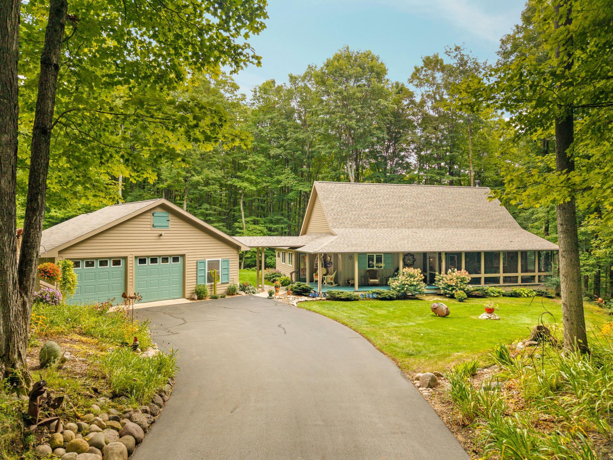 Photo 3 of Single family home for sale at 5610 Woodland Ct, Bellaire, MI 49615 | MLS# 78080073388 | Listing updated on 2026-09-13