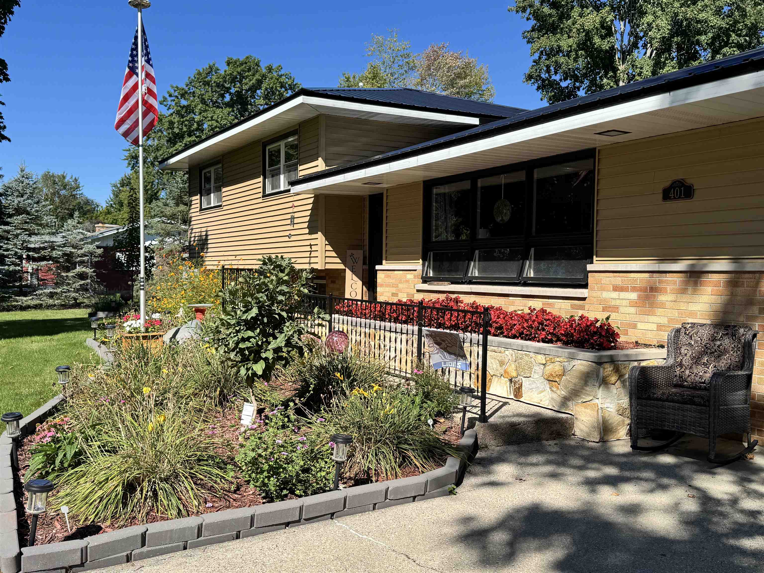 Photo 2 of Single family home for sale at 401 Orchard Ave, Clare, MI 48617 | MLS# 79080073455 | Listing updated on 2026-10-04