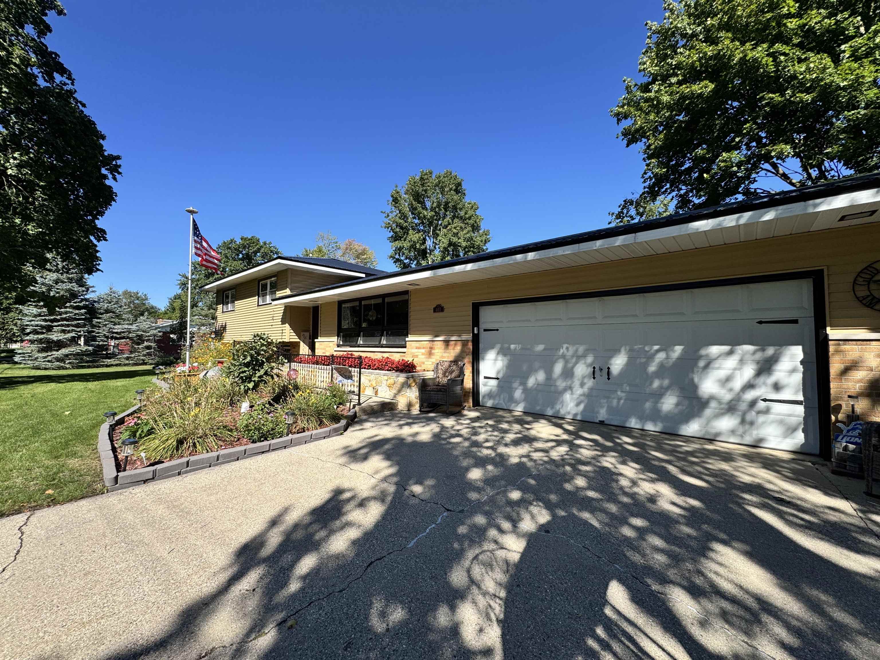 Photo 3 of Single family home for sale at 401 Orchard Ave, Clare, MI 48617 | MLS# 79080073455 | Listing updated on 2026-10-04