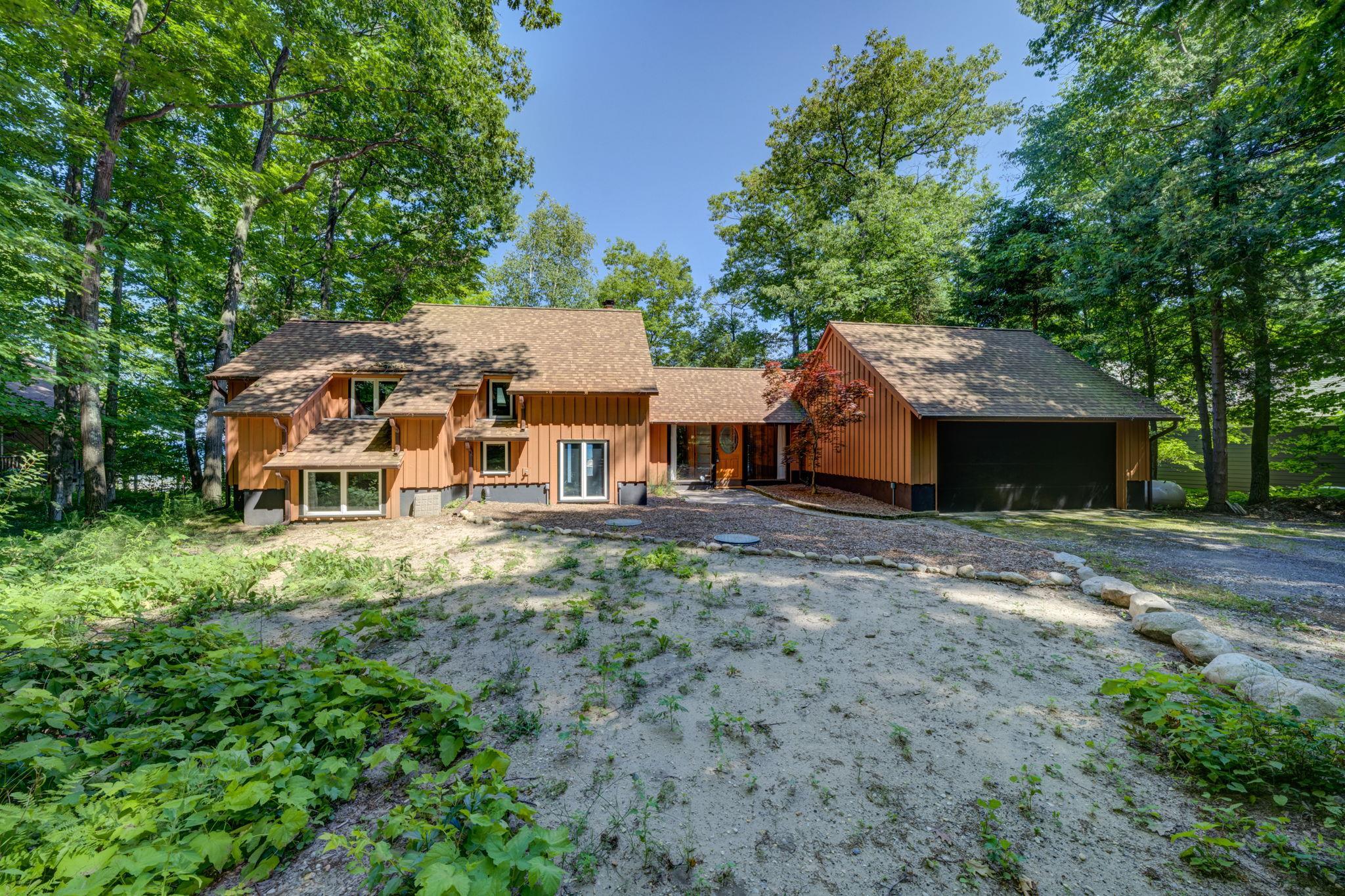 Photo 1 of Single family home for sale at 4626 N Omena Point Rd, Leelanau Township Leelanau, MI 49674 | MLS# 78080073515 | Listing updated on 2026-09-17