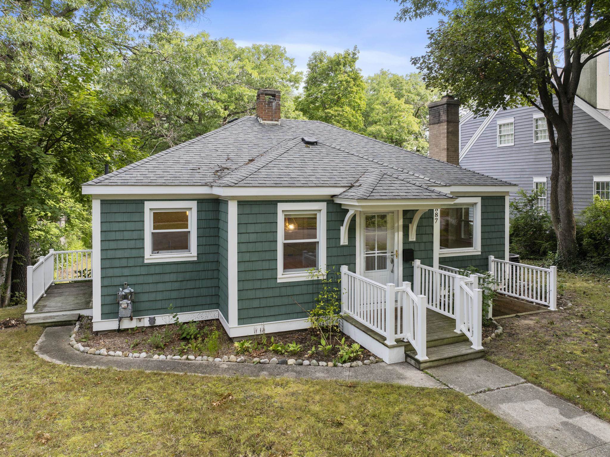 Photo 1 of Single family home for sale at 887 Washington St, Traverse City, MI 49686 | MLS# 78080073580 | Listing updated on 2026-09-19