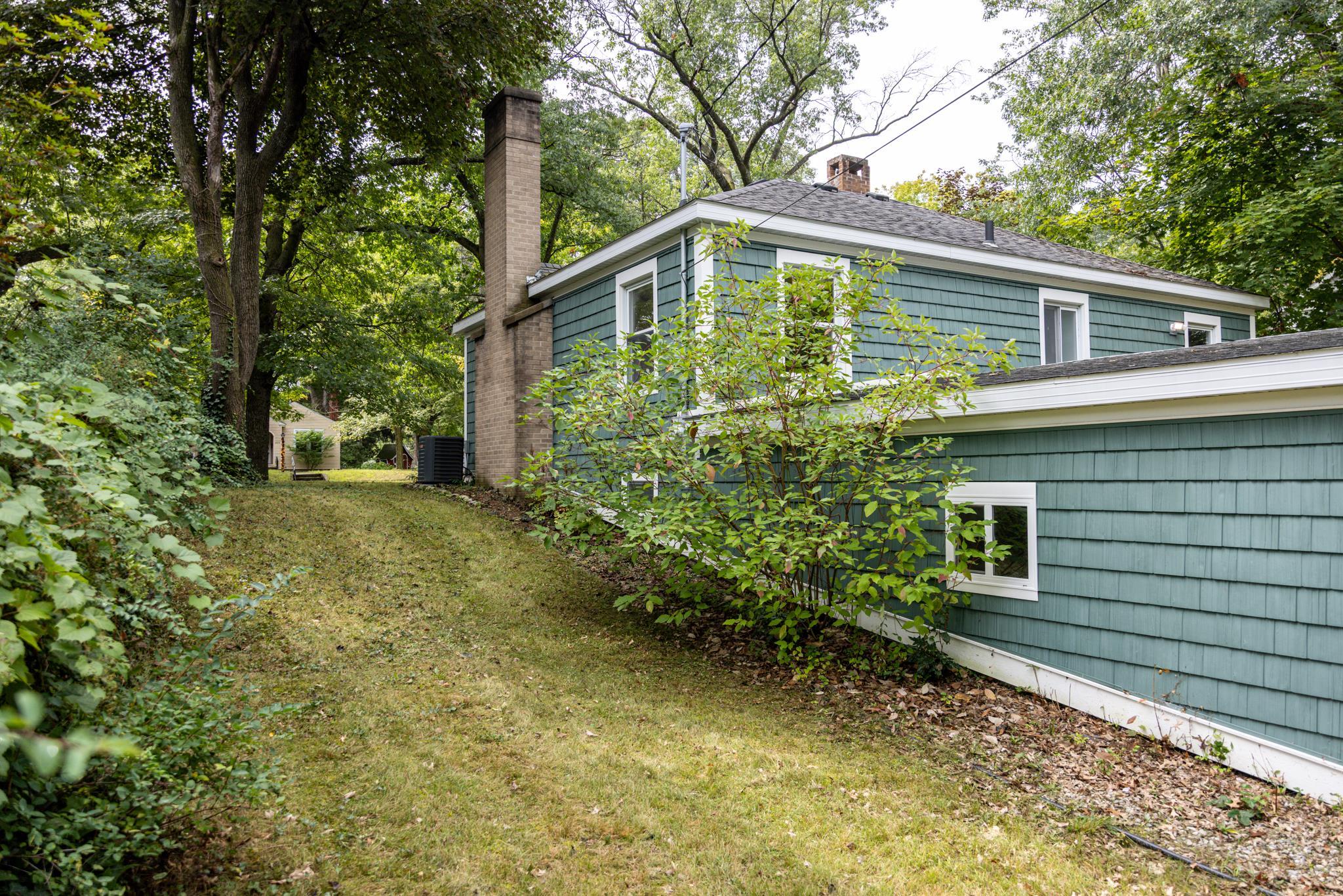 Photo 2 of Single family home for sale at 887 Washington St, Traverse City, MI 49686 | MLS# 78080073580 | Listing updated on 2026-09-19