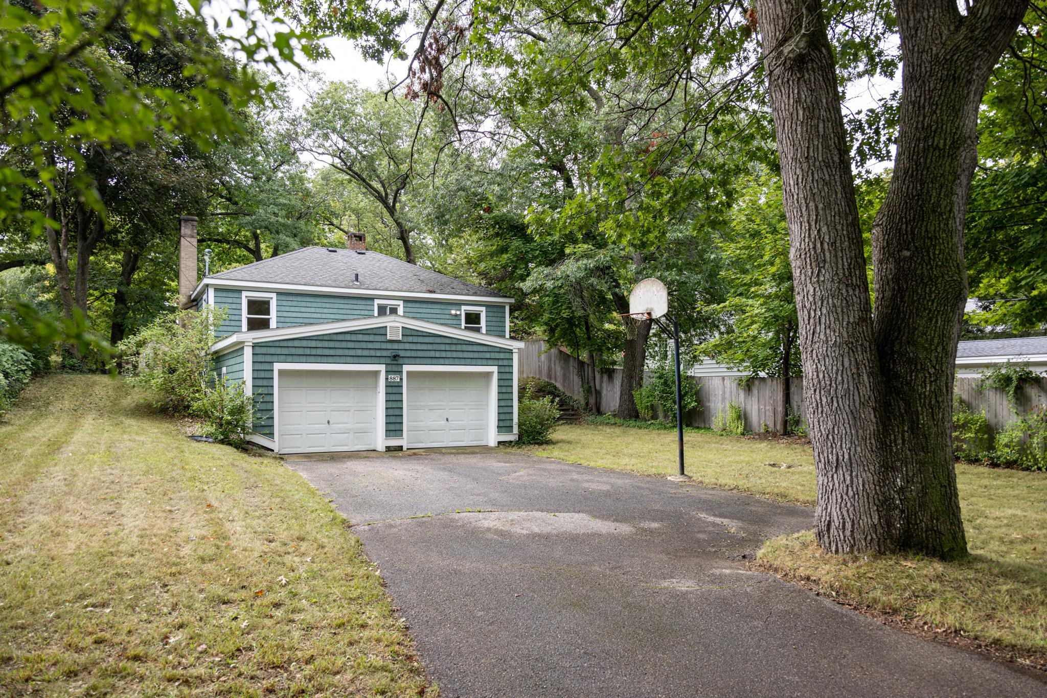 Photo 4 of Single family home for sale at 887 Washington St, Traverse City, MI 49686 | MLS# 78080073580 | Listing updated on 2026-09-19