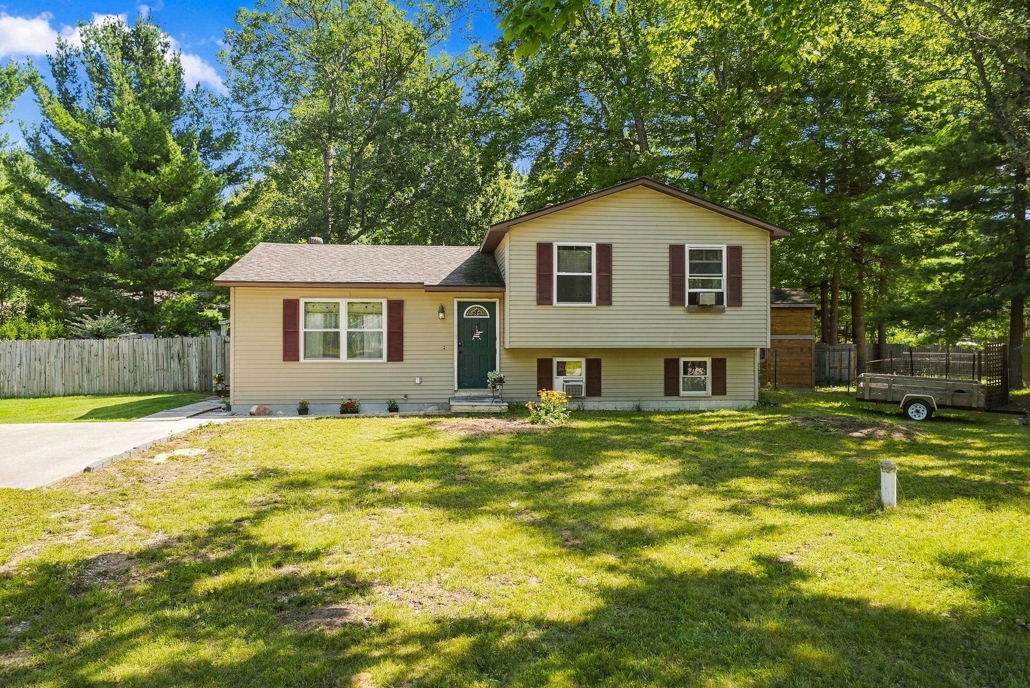 Photo 2 of Single family home for sale at 1823 Pine Ln, Interlochen, MI 49643 | MLS# 78080073595 | Listing updated on 2026-09-18