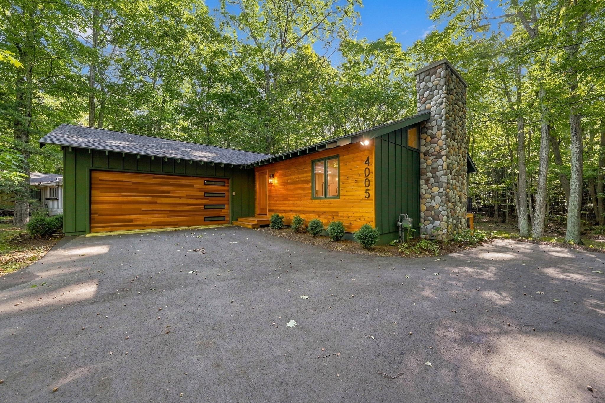 Photo 4 of Single family home for sale at 4005 E Oxford Dr, Leland, MI 49654 | MLS# 78080073608 | Listing updated on 2026-09-19