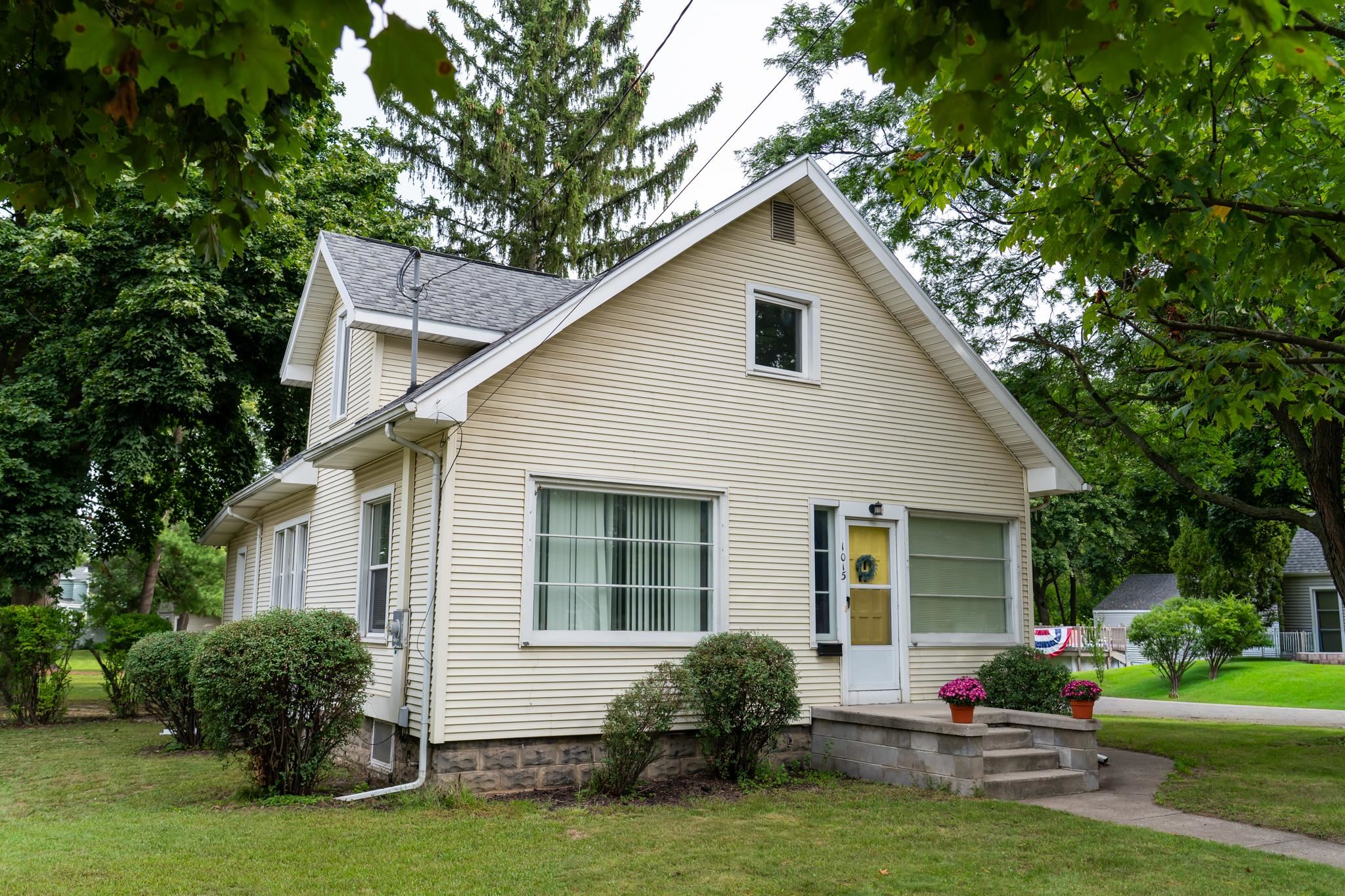 Single family home for sale at 1015 E 1/2 High St, Mount Pleasant, MI 48858 | MLS# 79080073620