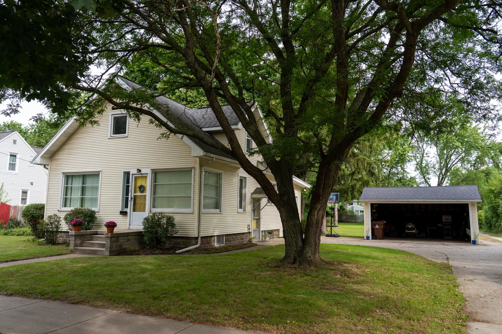 Photo 2 of Single family home for sale at 1015 E 1/2 High St, Mount Pleasant, MI 48858 | MLS# 79080073620 | Listing updated on 2026-09-17