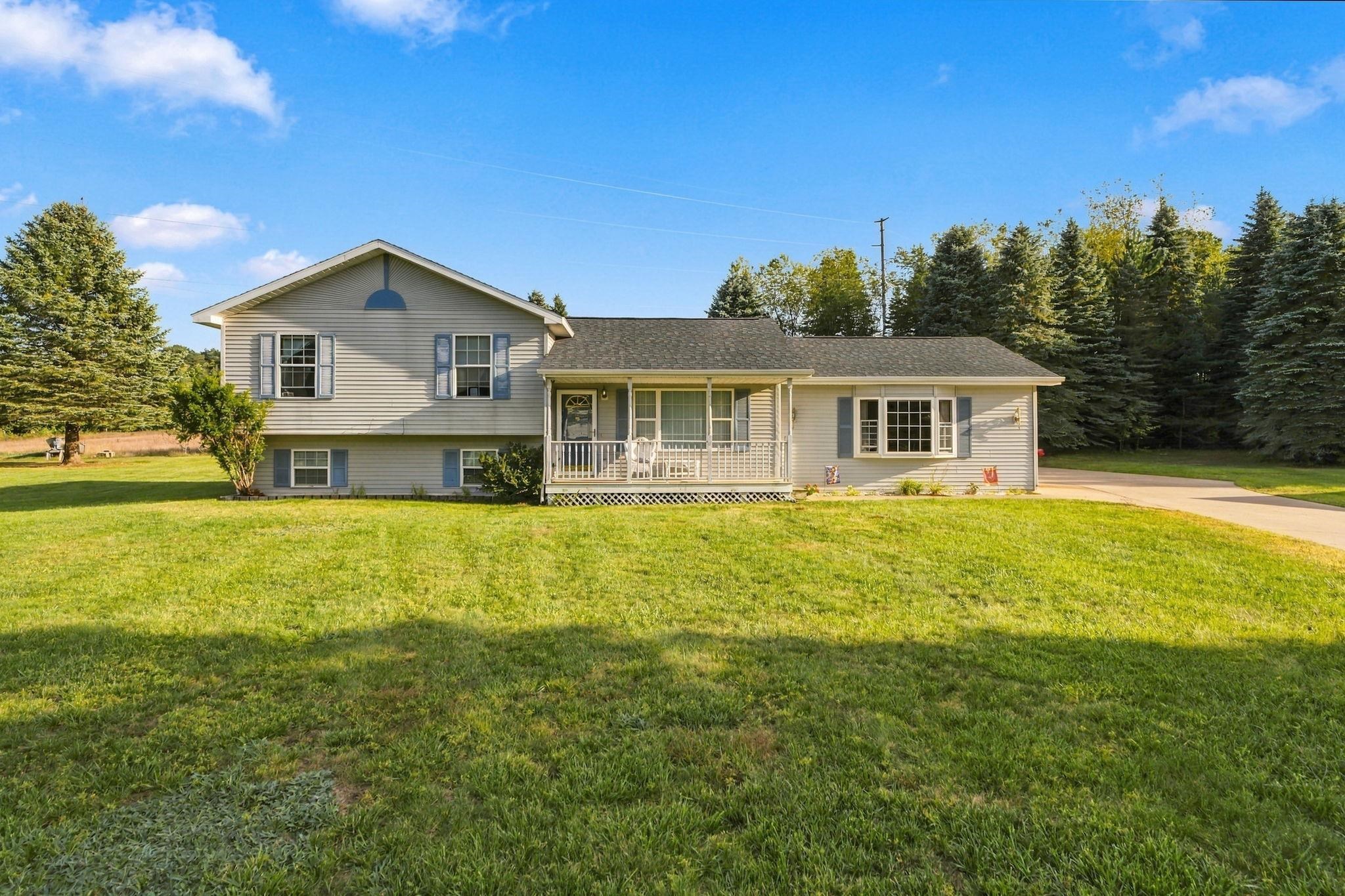 Photo 1 of Single family home for sale at 2005 Holland Cir, Traverse City, MI 49685 | MLS# 78080073628 | Listing updated on 2026-10-03