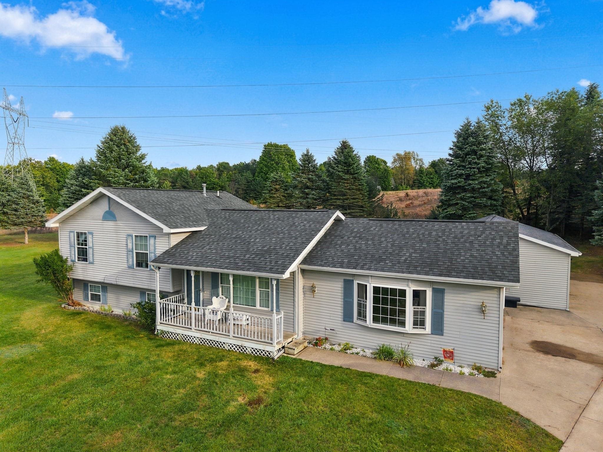 Photo 2 of Single family home for sale at 2005 Holland Cir, Traverse City, MI 49685 | MLS# 78080073628 | Listing updated on 2026-10-03