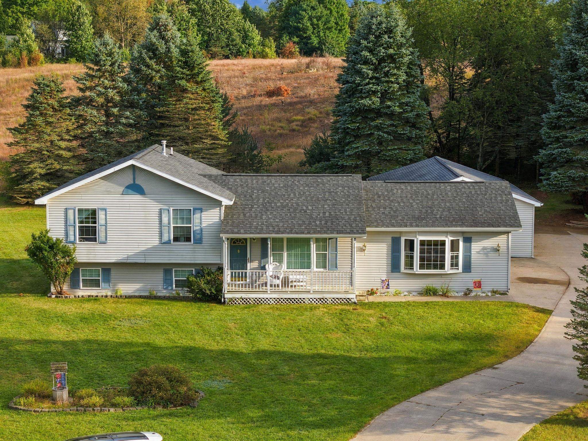 Photo 3 of Single family home for sale at 2005 Holland Cir, Traverse City, MI 49685 | MLS# 78080073628 | Listing updated on 2026-10-03