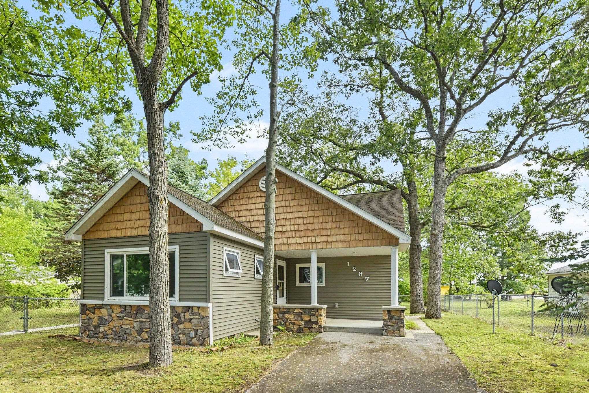 Photo 1 of Single family home for sale at 1237 Clinch St, Traverse City, MI 49686 | MLS# 78080073673 | Listing updated on 2026-09-18