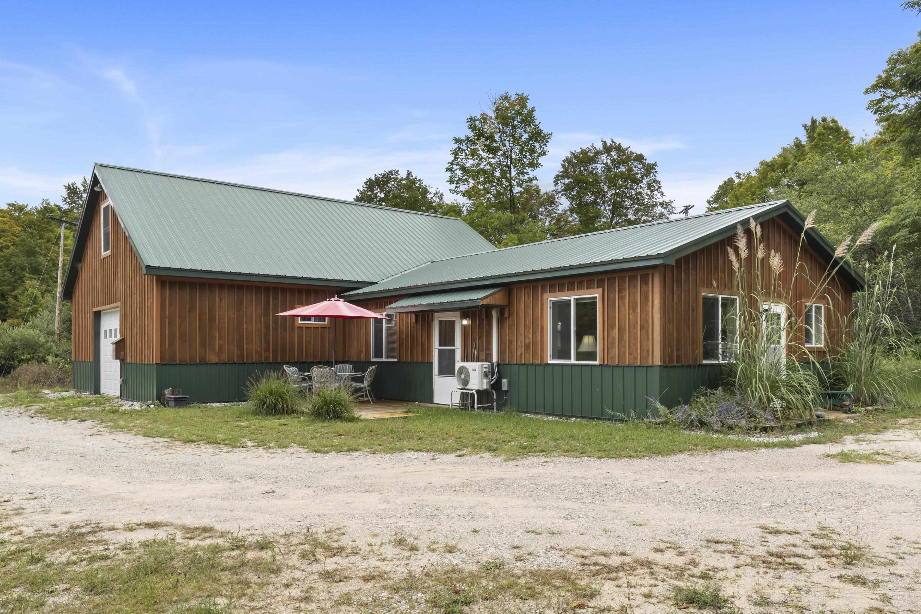 Photo 4 of Single family home for sale at 7314 Walker St, Benzonia, MI 49616 | MLS# 78080073751 | Listing updated on 2026-09-28