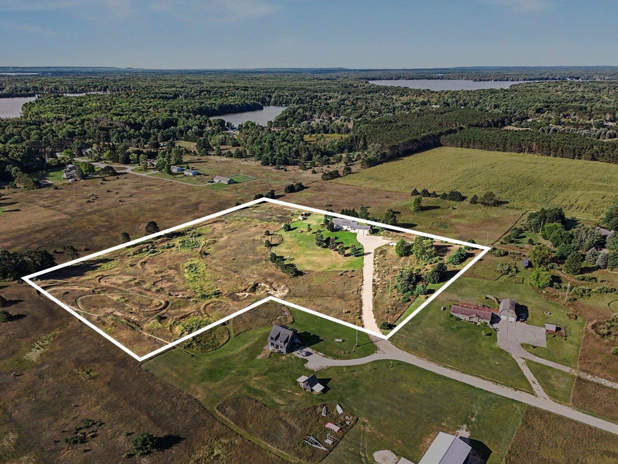 Photo 3 of Single family home for sale at 1600 Secor Farm Trl, Traverse City, MI 49685 | MLS# 78080073762 | Listing updated on 2026-10-05