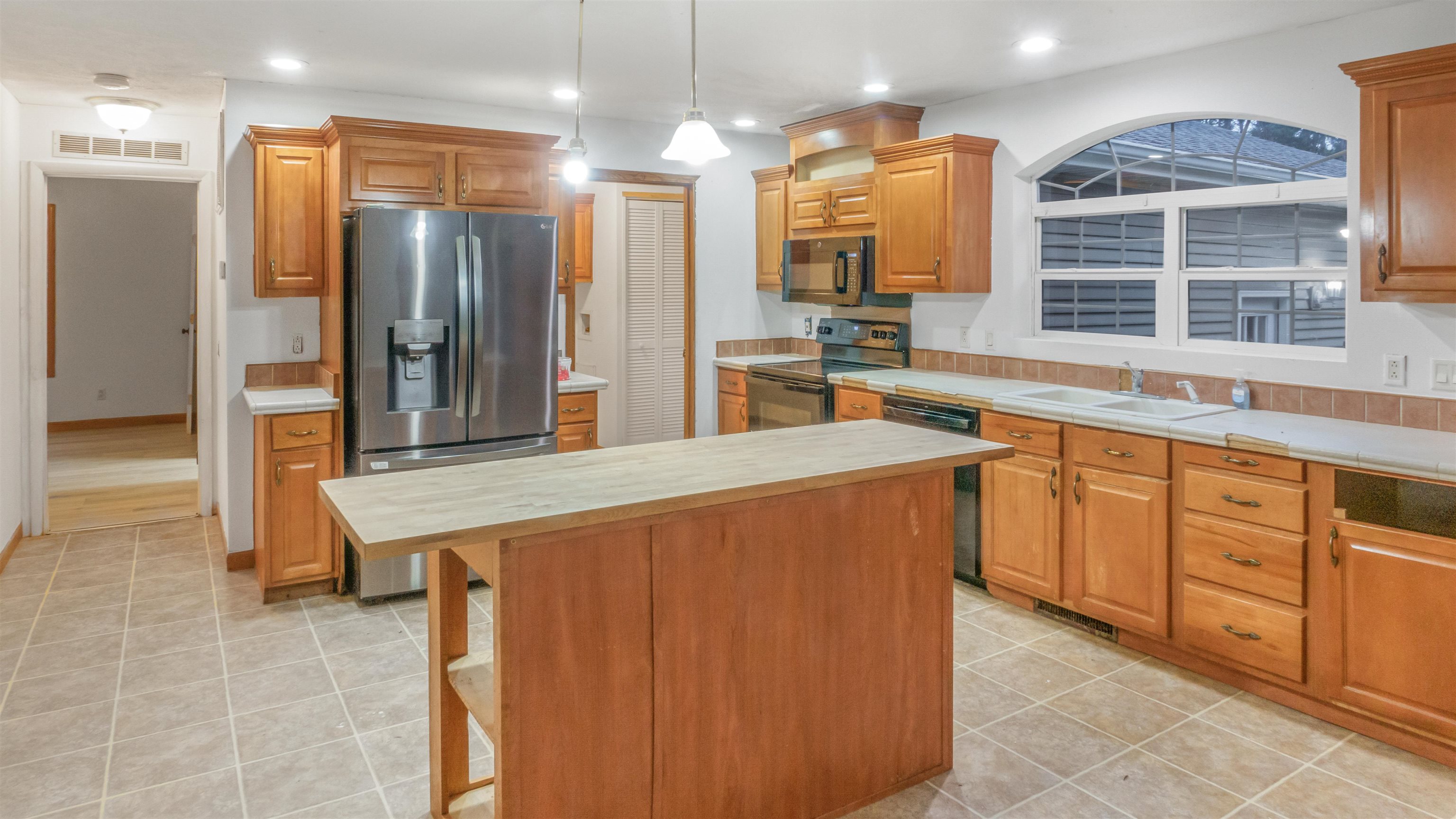 Photo 3 of Single family home for sale at 916 N Pine Ridge Dr, Ludington, MI 49431 | MLS# 78080073770 | Listing updated on 2026-09-24