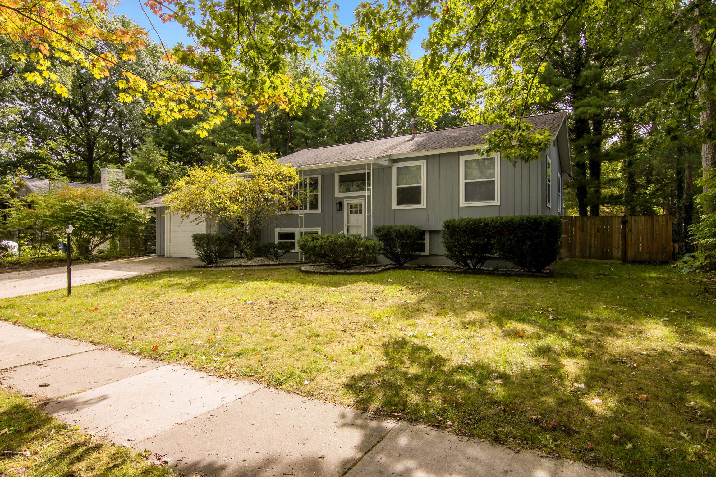 Photo 4 of Single family home for sale at 1914 Front St, Traverse City, MI 49686 | MLS# 78080073823 | Listing updated on 2026-09-22