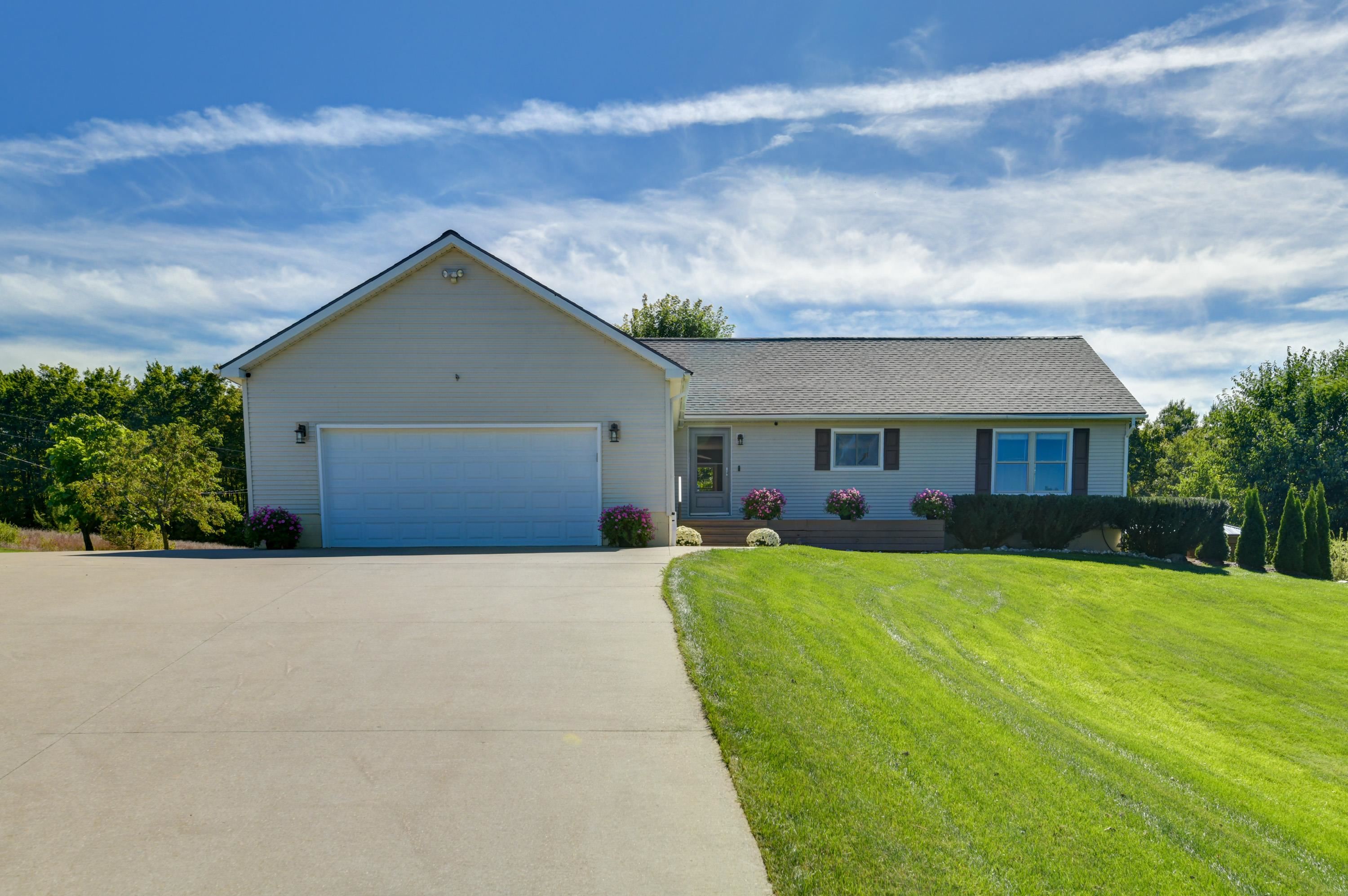 Photo 3 of Single family home for sale at 947 SW Prairie Ln, Orange Township Kalkaska, MI 49646 | MLS# 78080073846 | Listing updated on 2026-10-05