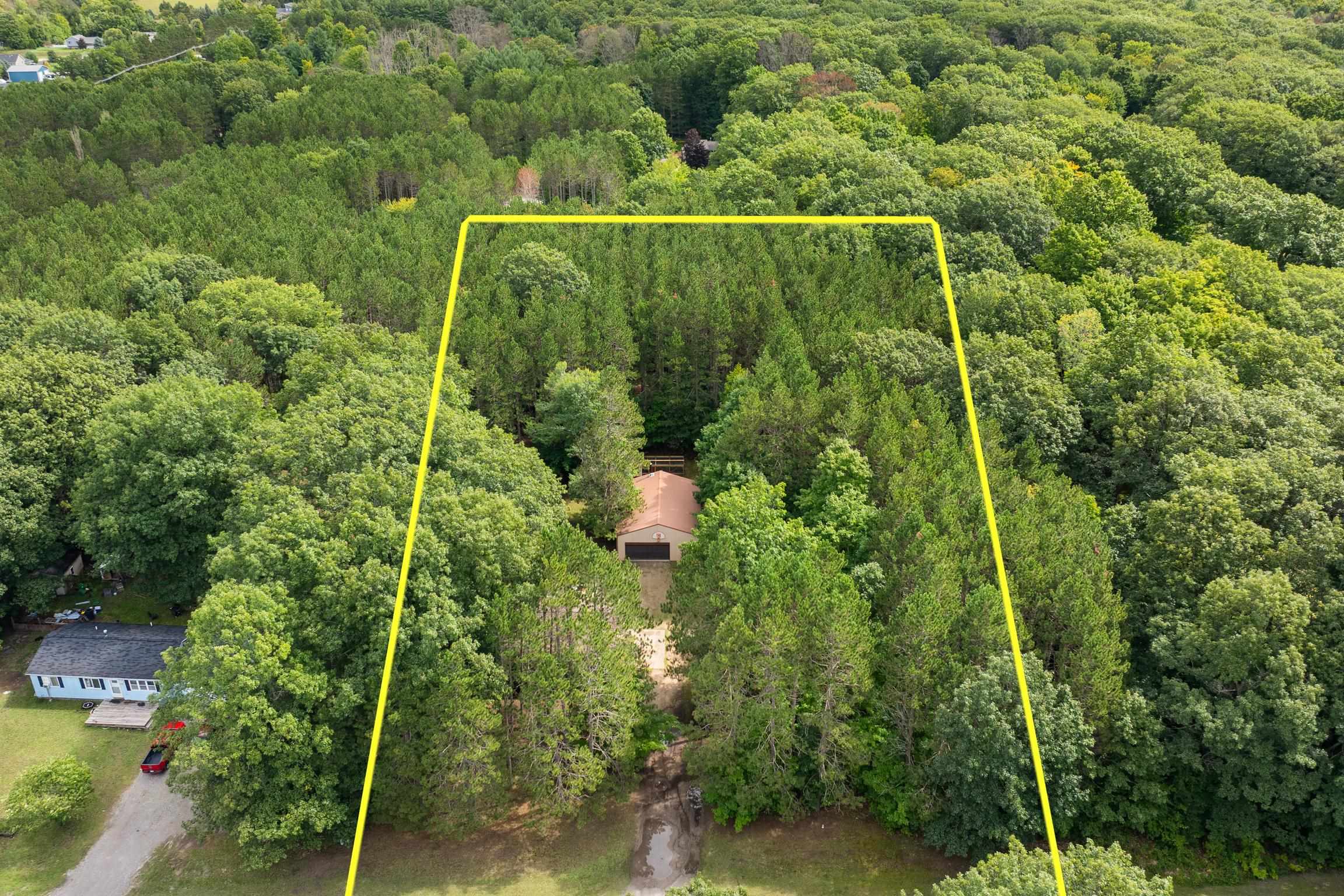 Photo 3 of Single family home for sale at 4948 Red Oaks Dr, Traverse City, MI 49685 | MLS# 78080073878 | Listing updated on 2026-09-27
