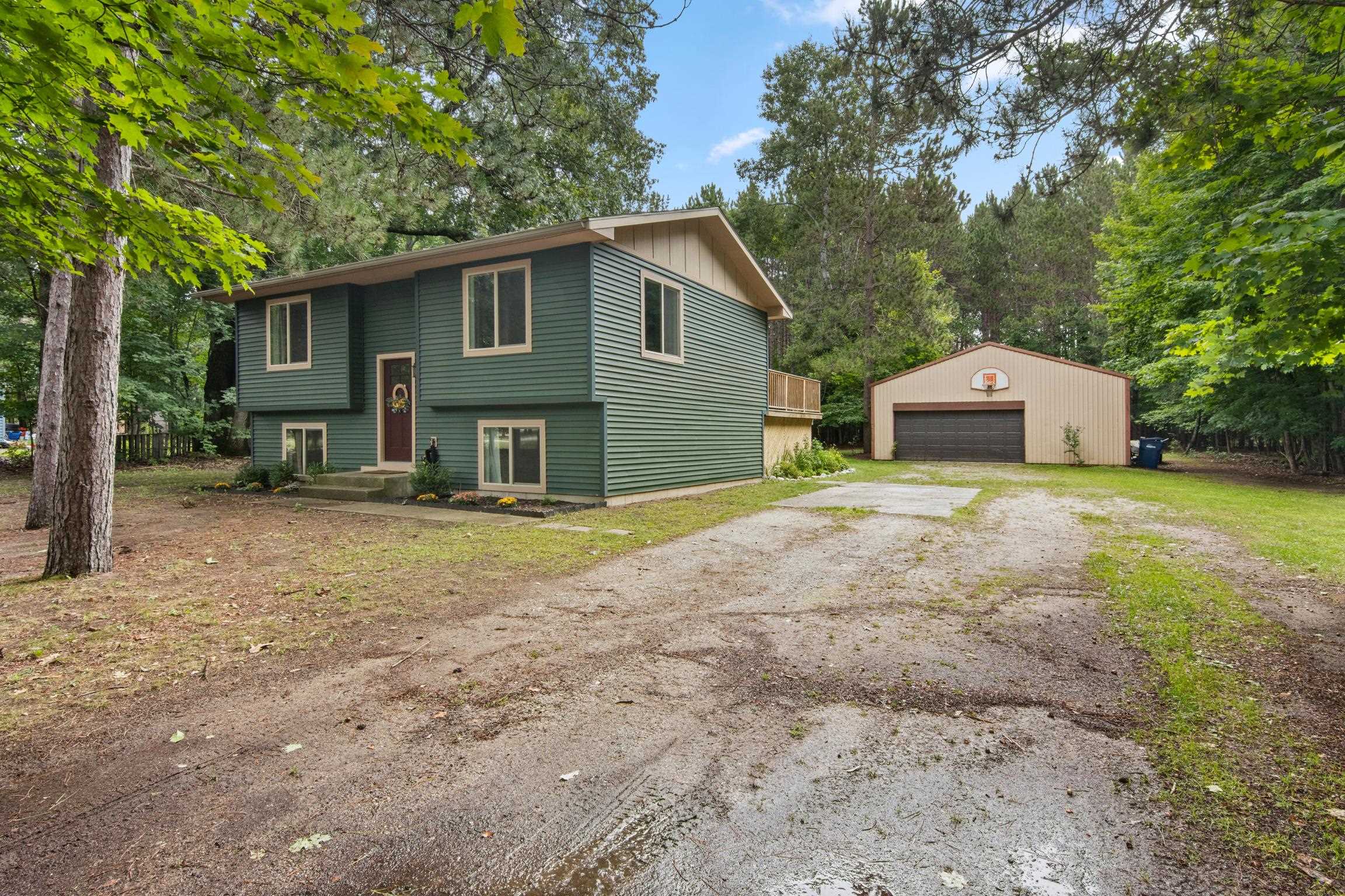 Photo 4 of Single family home for sale at 4948 Red Oaks Dr, Traverse City, MI 49685 | MLS# 78080073878 | Listing updated on 2026-09-27