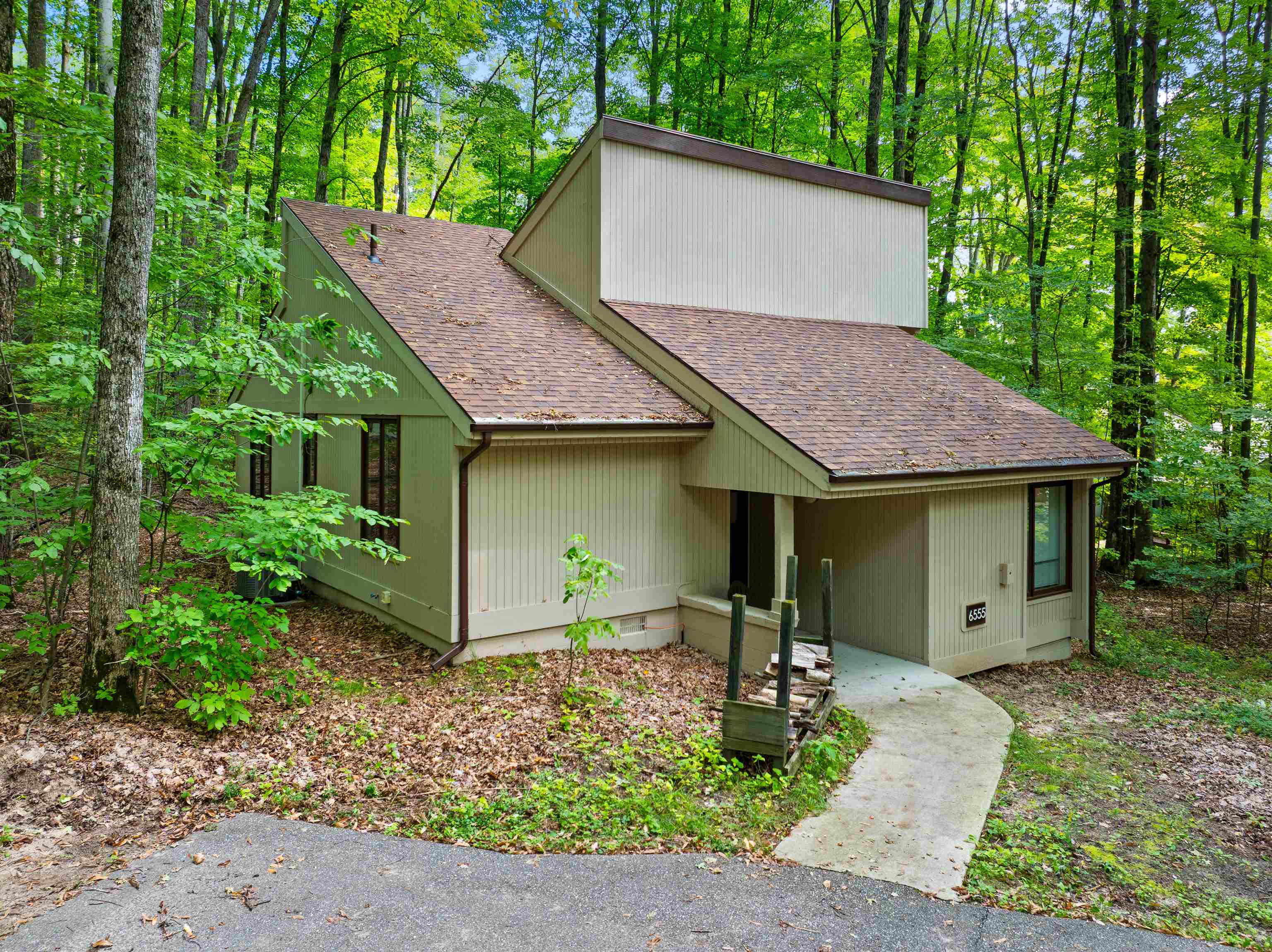 Photo 1 of Single family home for sale at 6555 Kliffendorf Dr, Bellaire, MI 49615 | MLS# 78080073883 | Listing updated on 2026-10-02