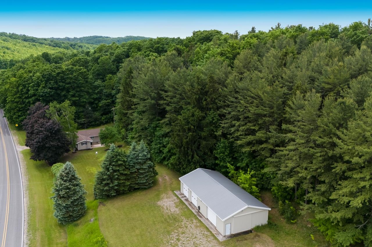 Photo 2 of Single family home for sale at 1551 N Macksey Rd, Suttons Bay, MI 49682 | MLS# 78080073909 | Listing updated on 2026-09-27