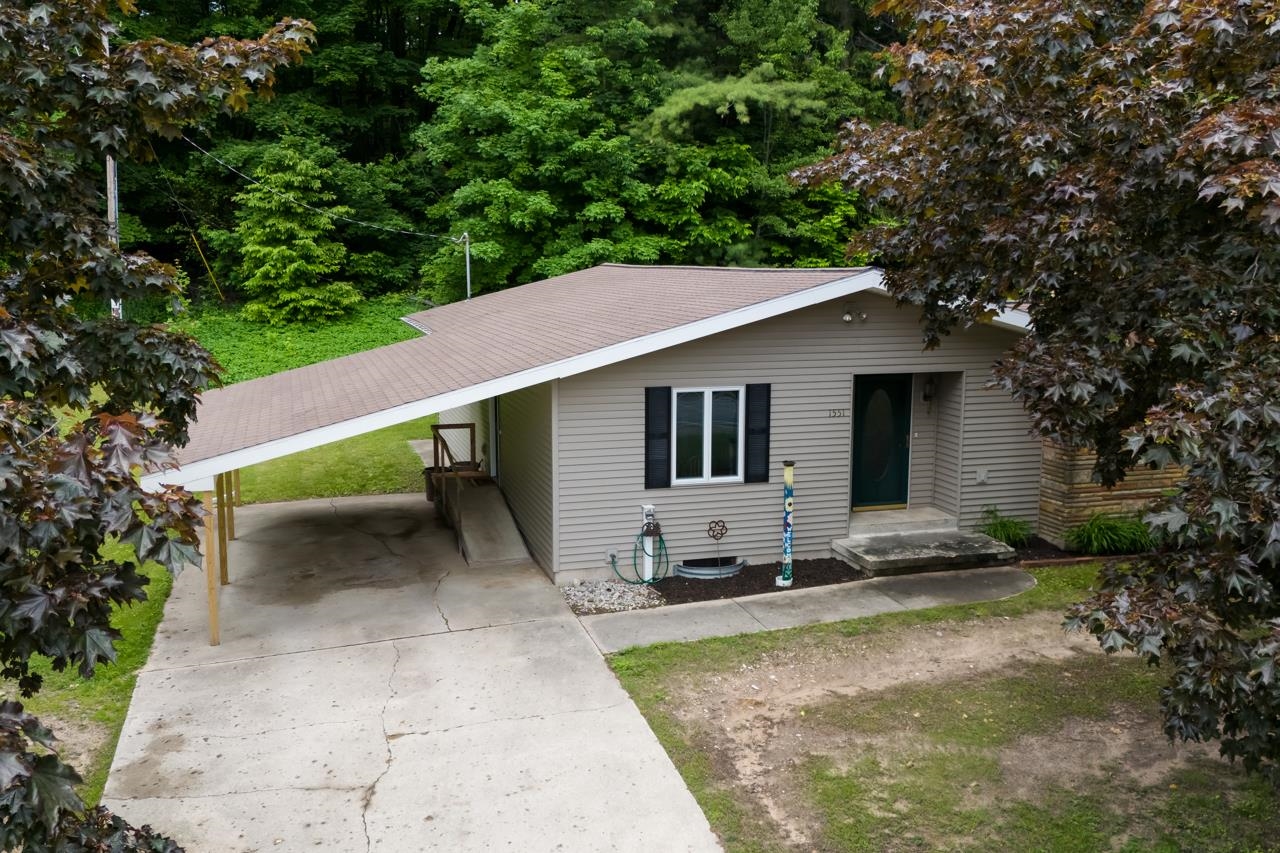 Photo 3 of Single family home for sale at 1551 N Macksey Rd, Suttons Bay, MI 49682 | MLS# 78080073909 | Listing updated on 2026-09-27