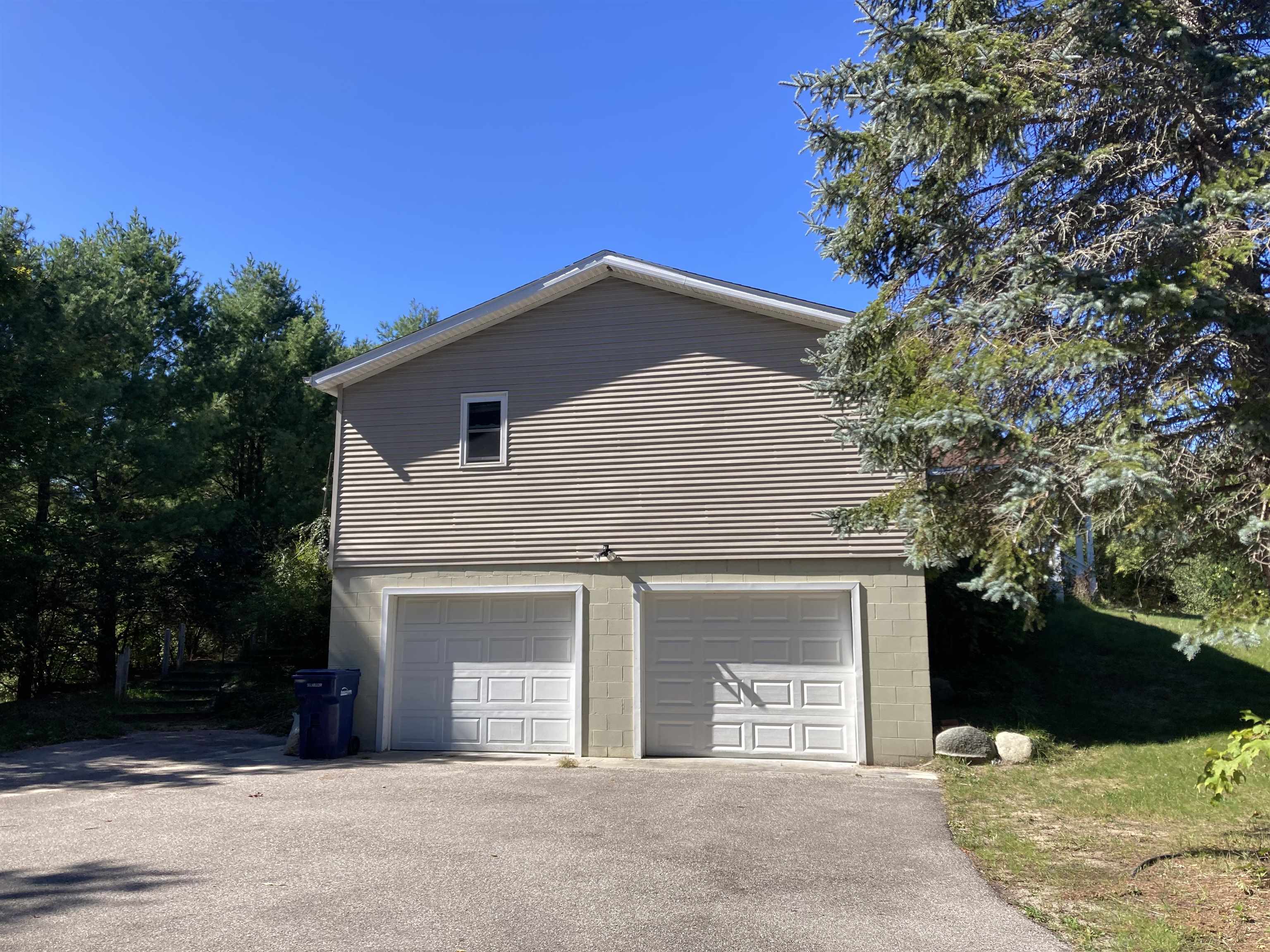 Photo 3 of Single family home for sale at 6478 E Duck Lake Rd, Lake Leelanau, MI 49653 | MLS# 78080073918 | Listing updated on 2026-09-28