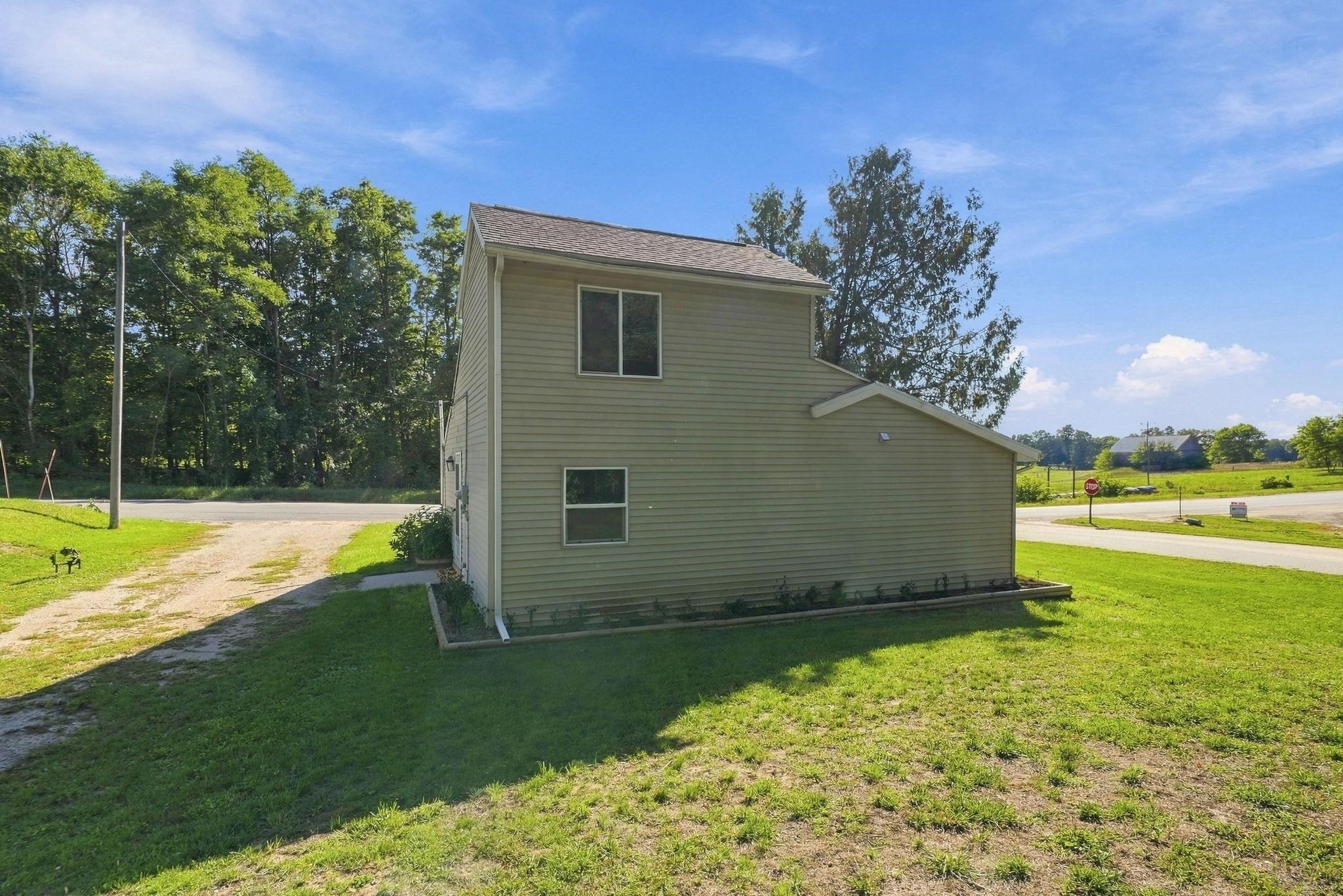 Photo 2 of Single family home for sale at 11010 E 8 Mile Rd, Tustin, MI 49688 | MLS# 78080073919 | Listing updated on 2026-09-28