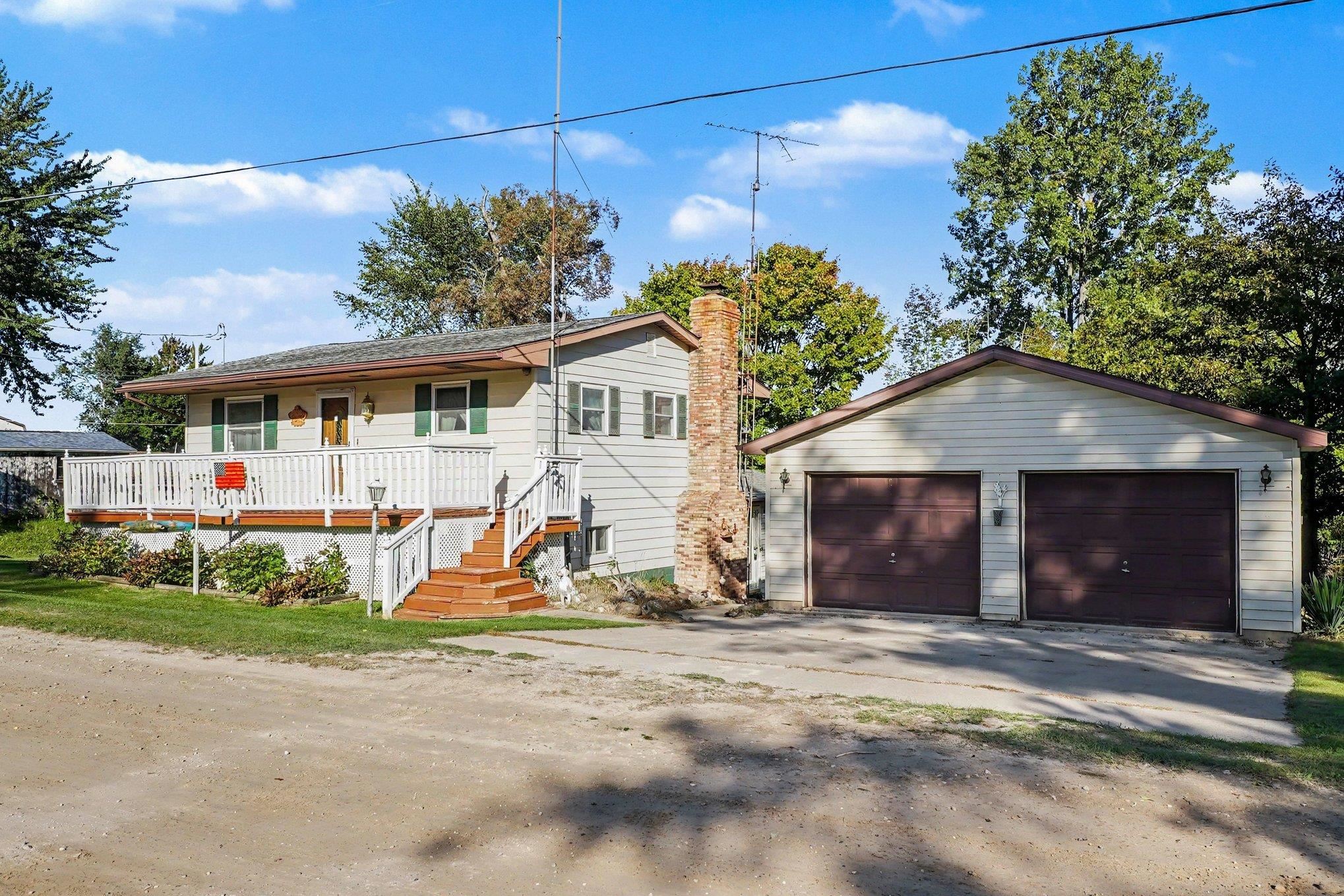 Photo 2 of Single family home for sale at 2372 Lake View Dr, Hale, MI 48739 | MLS# 77080073935 | Listing updated on 2026-09-28