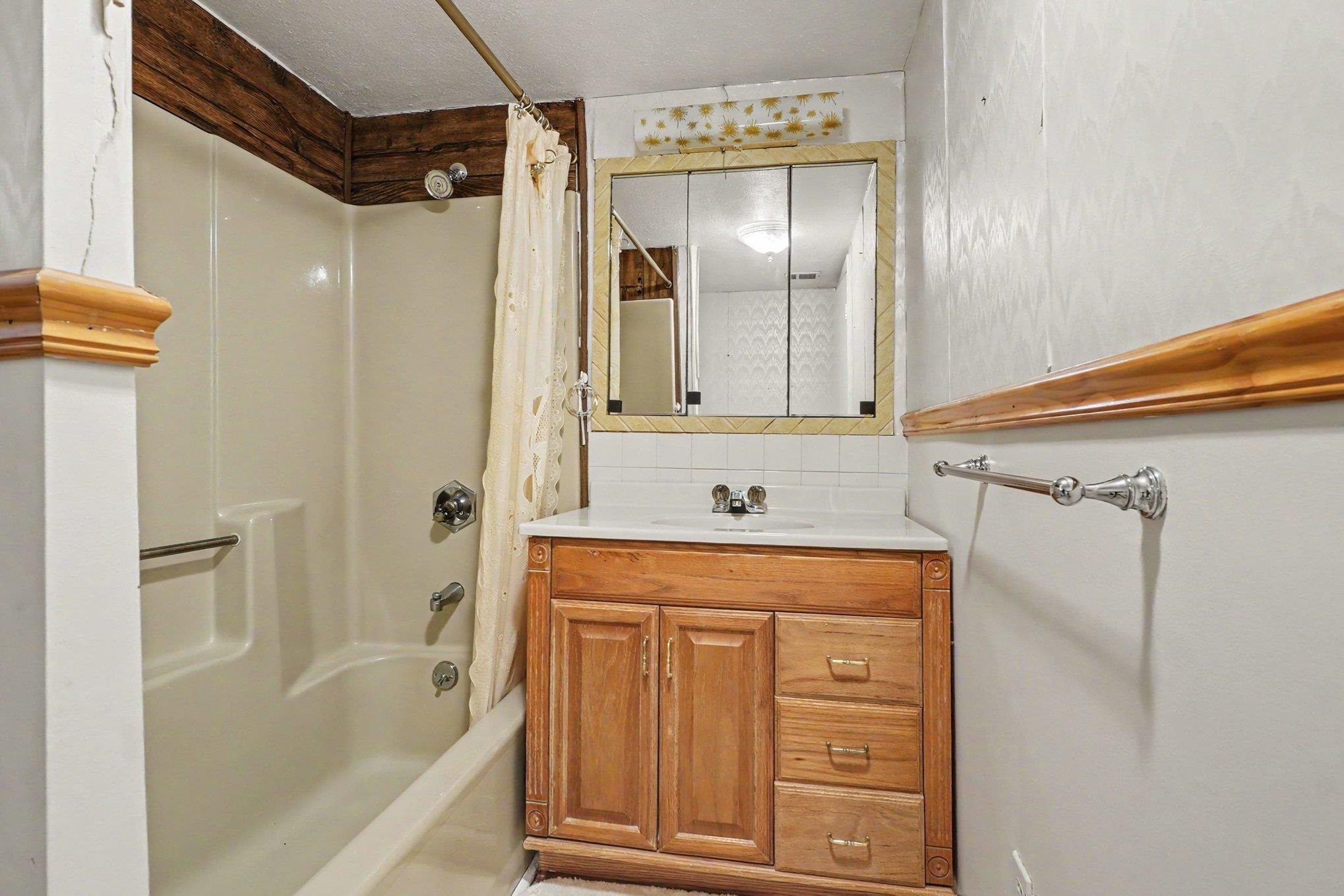 Photo 4 of Single family home for sale at 2372 Lake View Dr, Hale, MI 48739 | MLS# 77080073935 | Listing updated on 2026-09-28