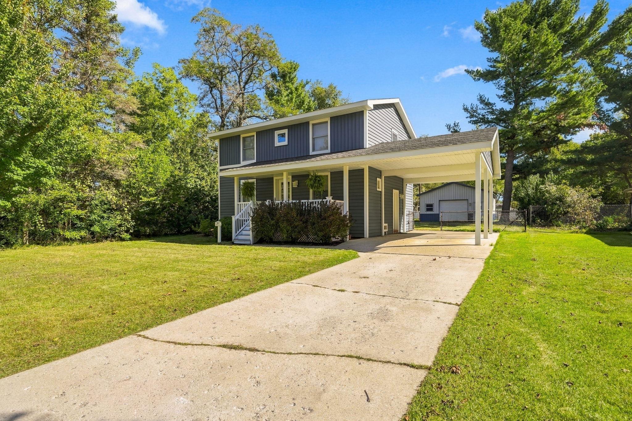 Photo 2 of Single family home for sale at 707 Pine St, Elk Rapids, MI 49629 | MLS# 78080073946 | Listing updated on 2026-10-06
