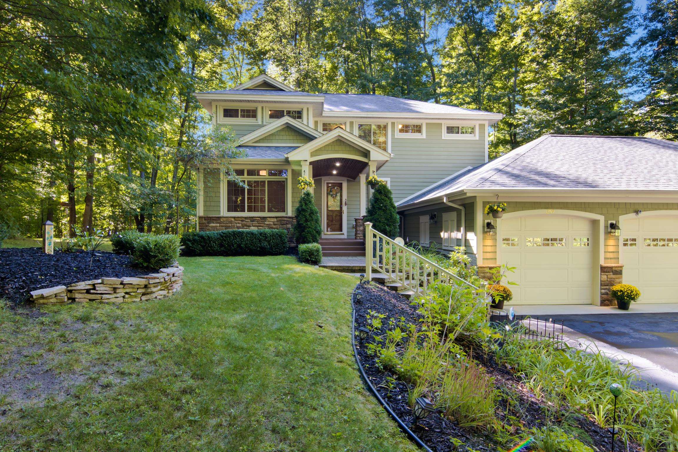 Photo 4 of Single family home for sale at 1299 Cedar Dr, Traverse City, MI 49685 | MLS# 78080073956 | Listing updated on 2026-10-04