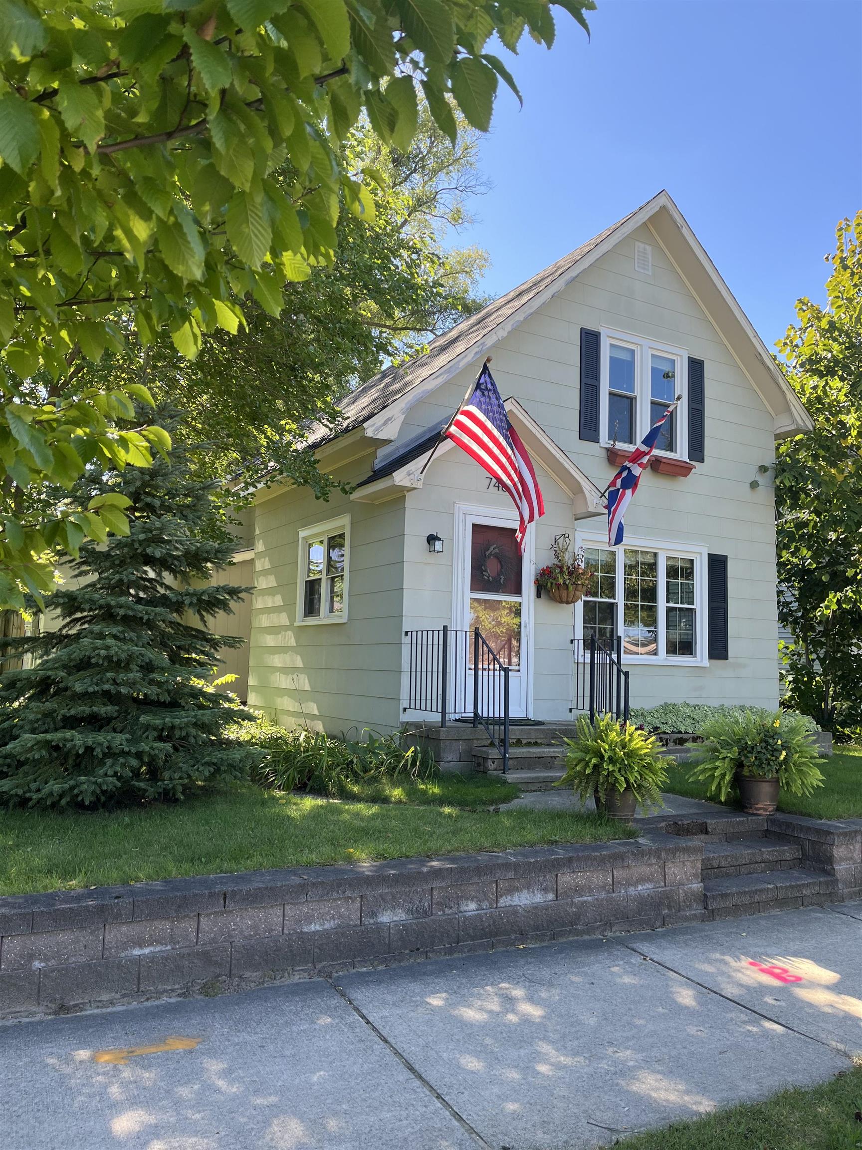 Photo 2 of Single family home for sale at 746 Hannah Ave, Traverse City, MI 49686 | MLS# 78080073962 | Listing updated on 2026-10-01