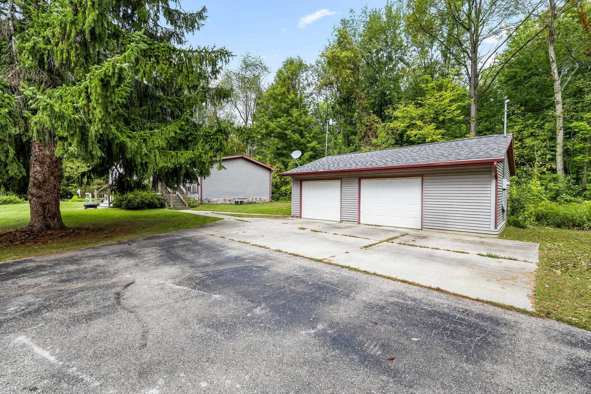 Photo 2 of Single family home for sale at 4812 SE County Line Rd, Shepherd, MI 48883 | MLS# 79080073966 | Listing updated on 2026-09-30