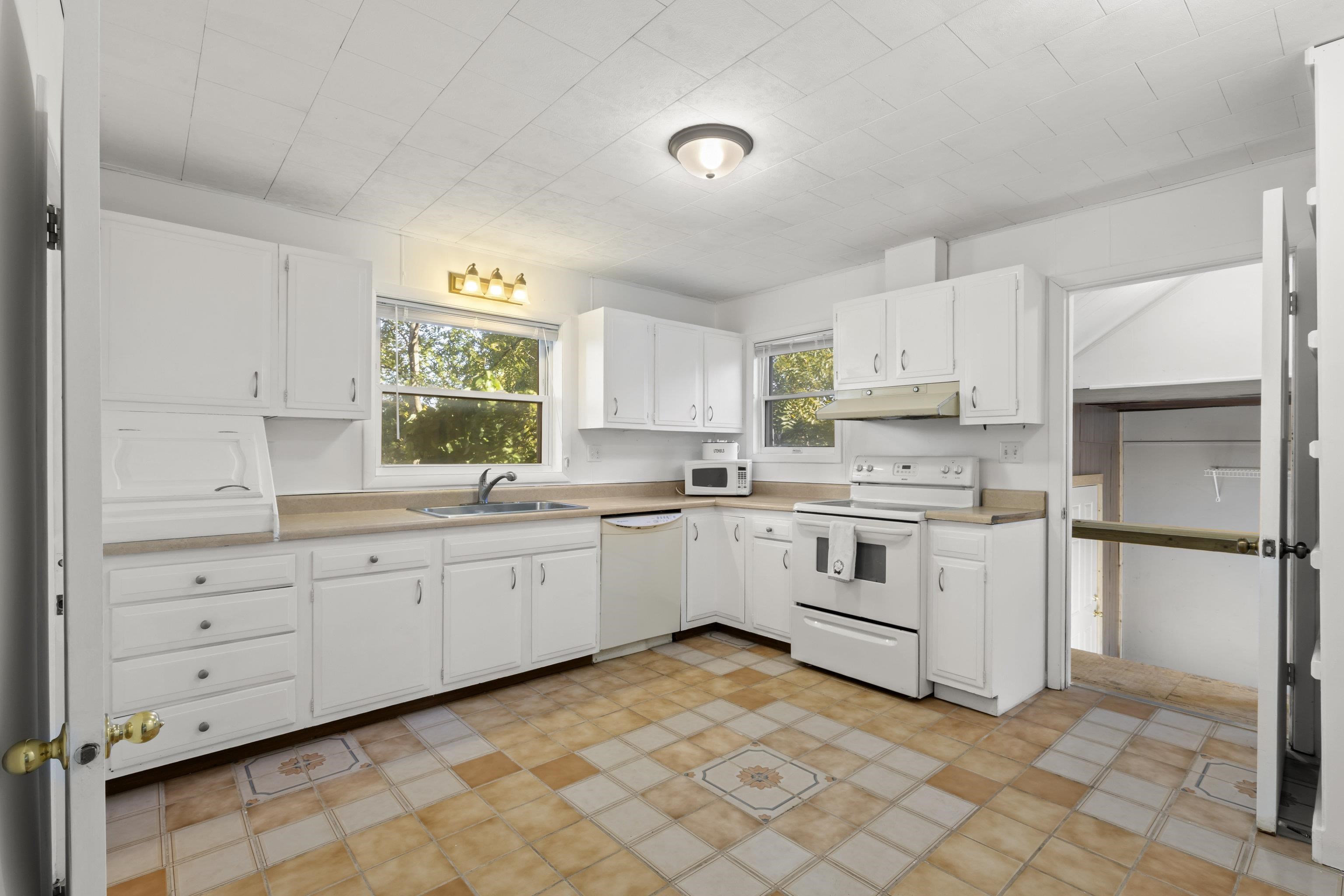 Photo 3 of Single family home for sale at 714 James St, Frankfort, MI 49635 | MLS# 78080073968 | Listing updated on 2026-09-30