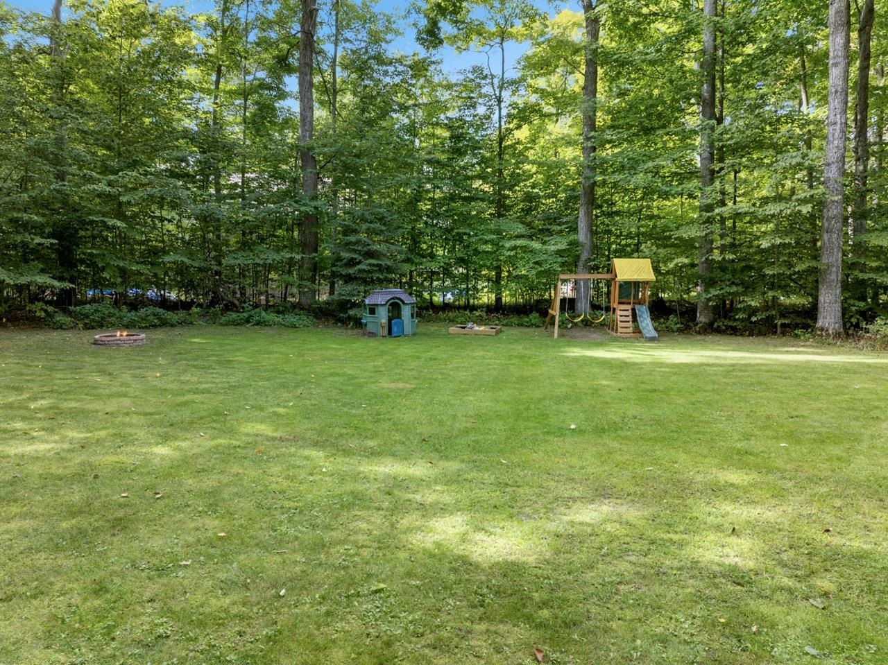 Photo 4 of Single family home for sale at 2548 E Birch Pl, Cedar, MI 49621 | MLS# 78080073974 | Listing updated on 2026-10-01