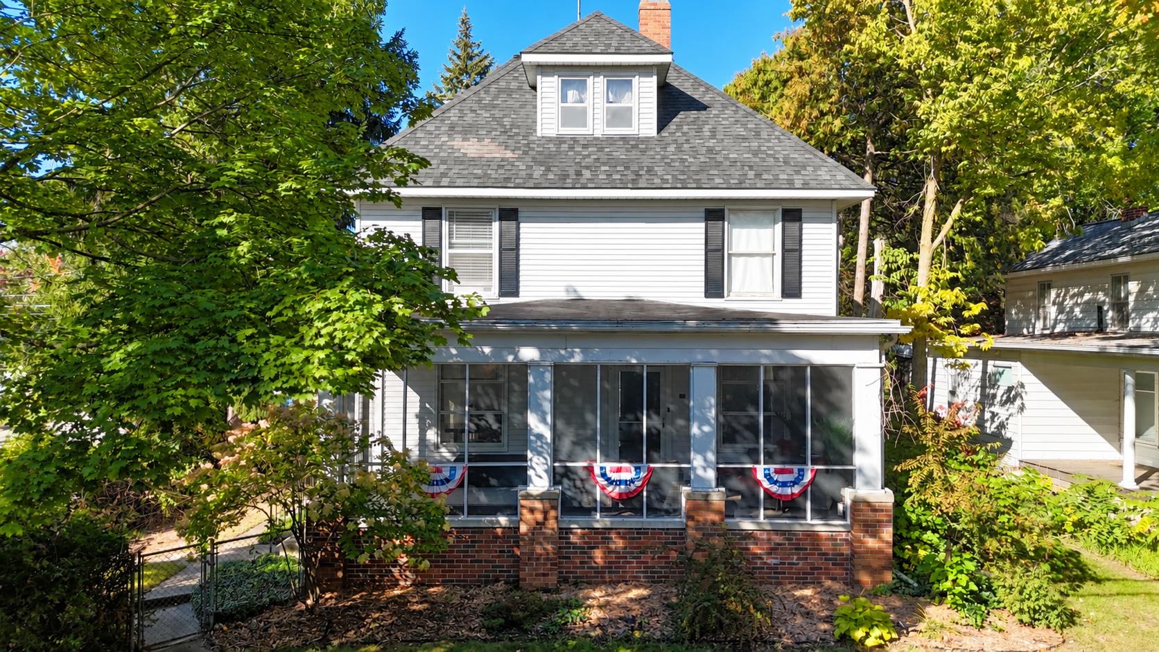 Photo 1 of Single family home for sale at 215 E Lincoln St, Mount Pleasant, MI 48858 | MLS# 79080074027 | Listing updated on 2026-10-05