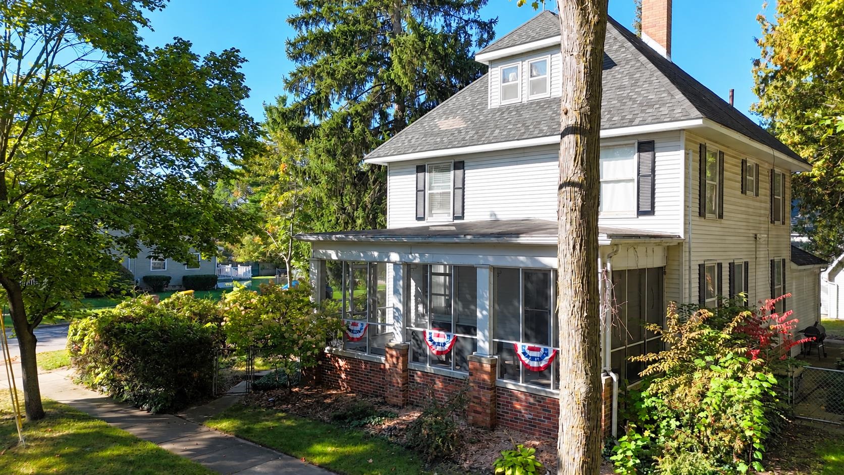 Photo 2 of Single family home for sale at 215 E Lincoln St, Mount Pleasant, MI 48858 | MLS# 79080074027 | Listing updated on 2026-10-05
