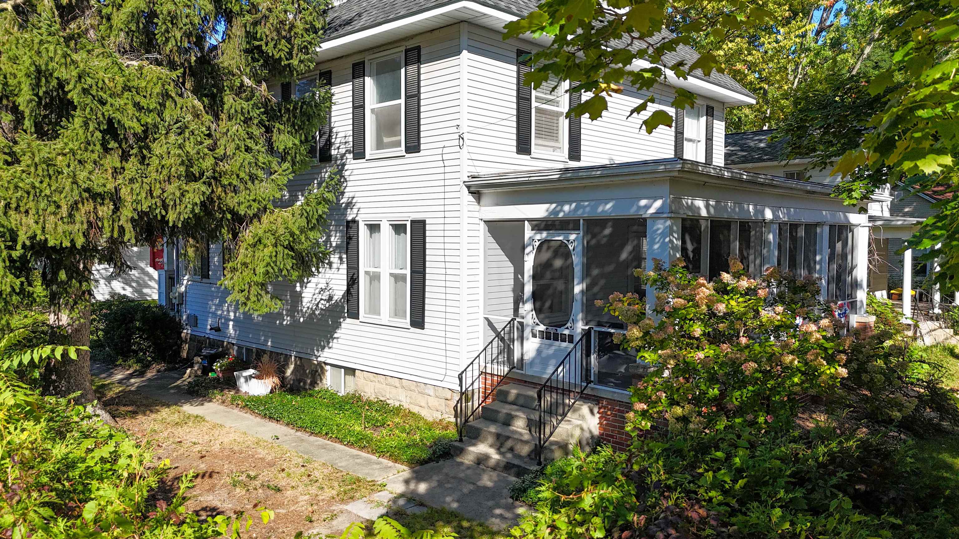 Photo 3 of Single family home for sale at 215 E Lincoln St, Mount Pleasant, MI 48858 | MLS# 79080074027 | Listing updated on 2026-10-05