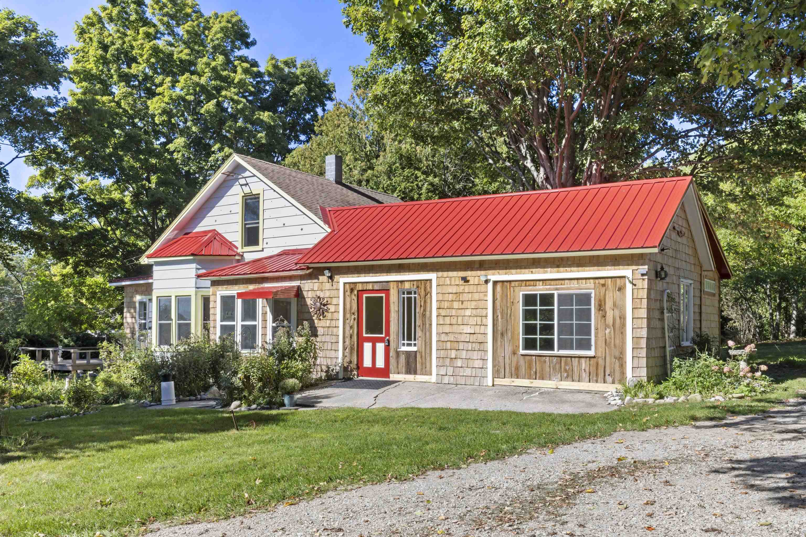 Photo 3 of Single family home for sale at 335 Bridge St, Frankfort, MI 49635 | MLS# 78080074034 | Listing updated on 2026-10-03