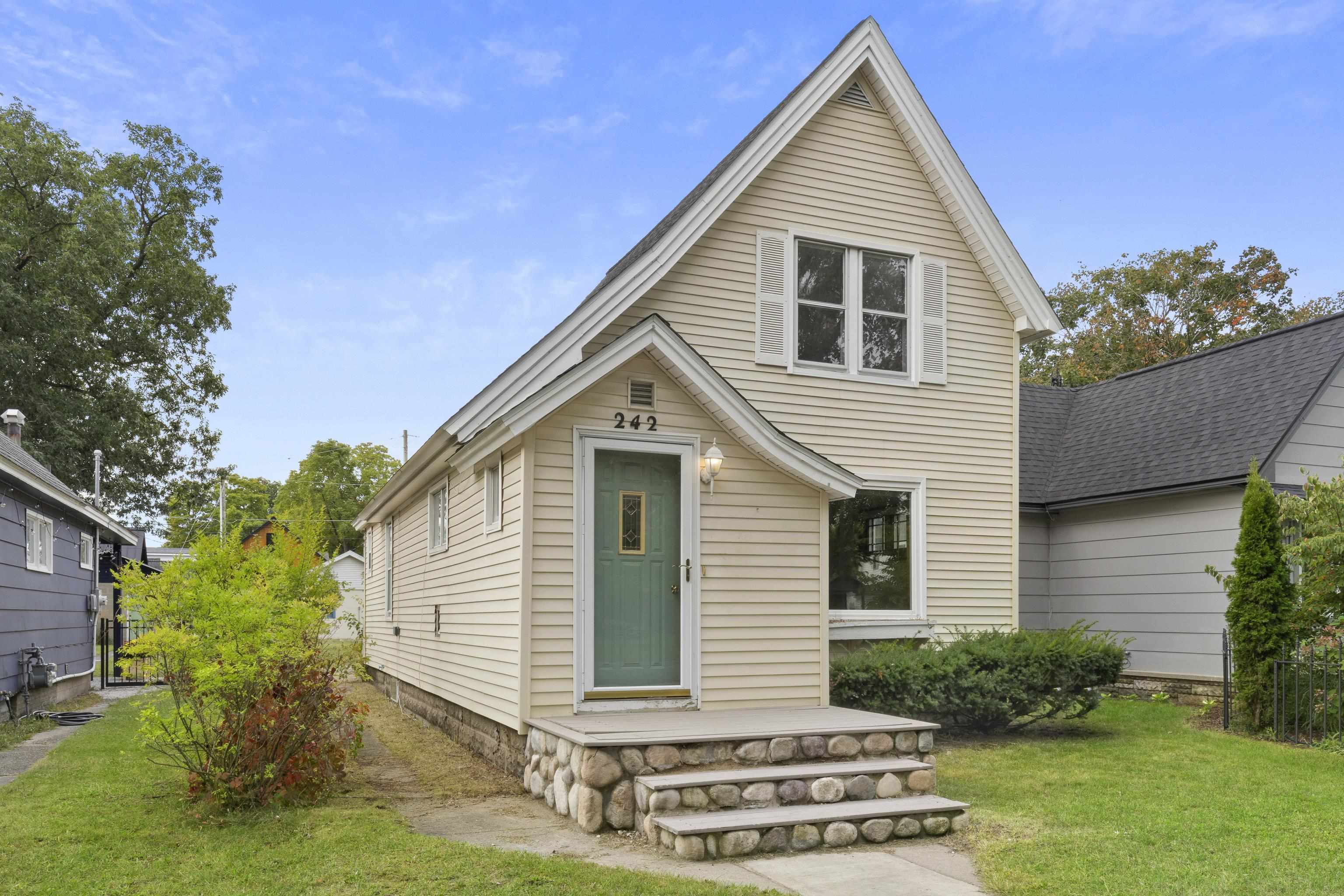 Photo 4 of Single family home for sale at 242 E 10th Street, Traverse City, MI 49684 | MLS# 78080074042 | Listing updated on 2026-10-04