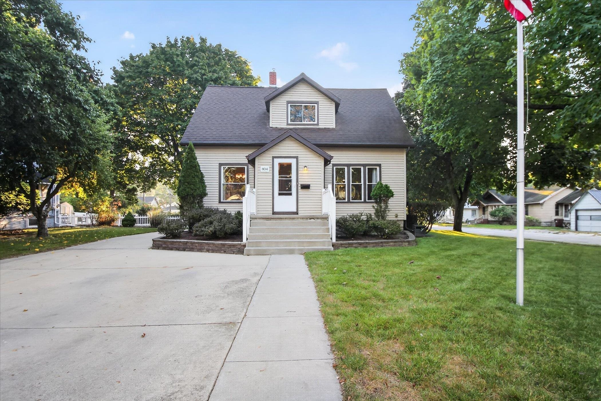Photo 3 of Single family home for sale at 804 N River Ave, Alma, MI 48801 | MLS# 79080074064 | Listing updated on 2026-10-01