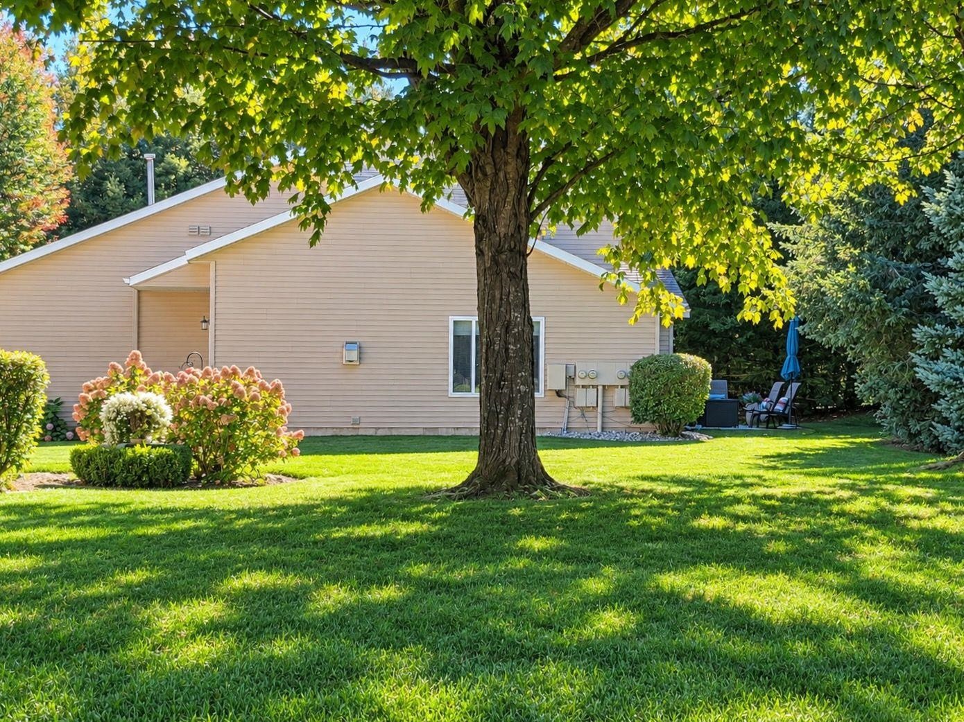 Listing Photo 3 - Condo for sale in building located at 210 Greenview Cir, Cadillac, MI 49601