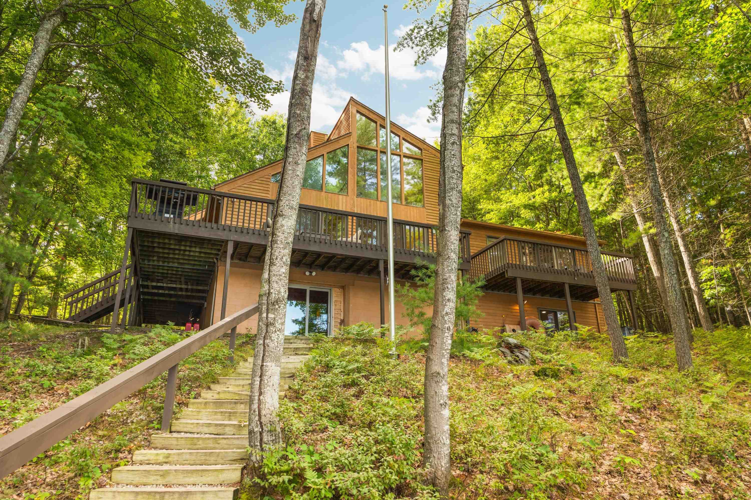 Photo 4 of Single family home for sale at 10 Is View Dr, Traverse City, MI 49696 | MLS# 78080074140 | Listing updated on 2026-10-04