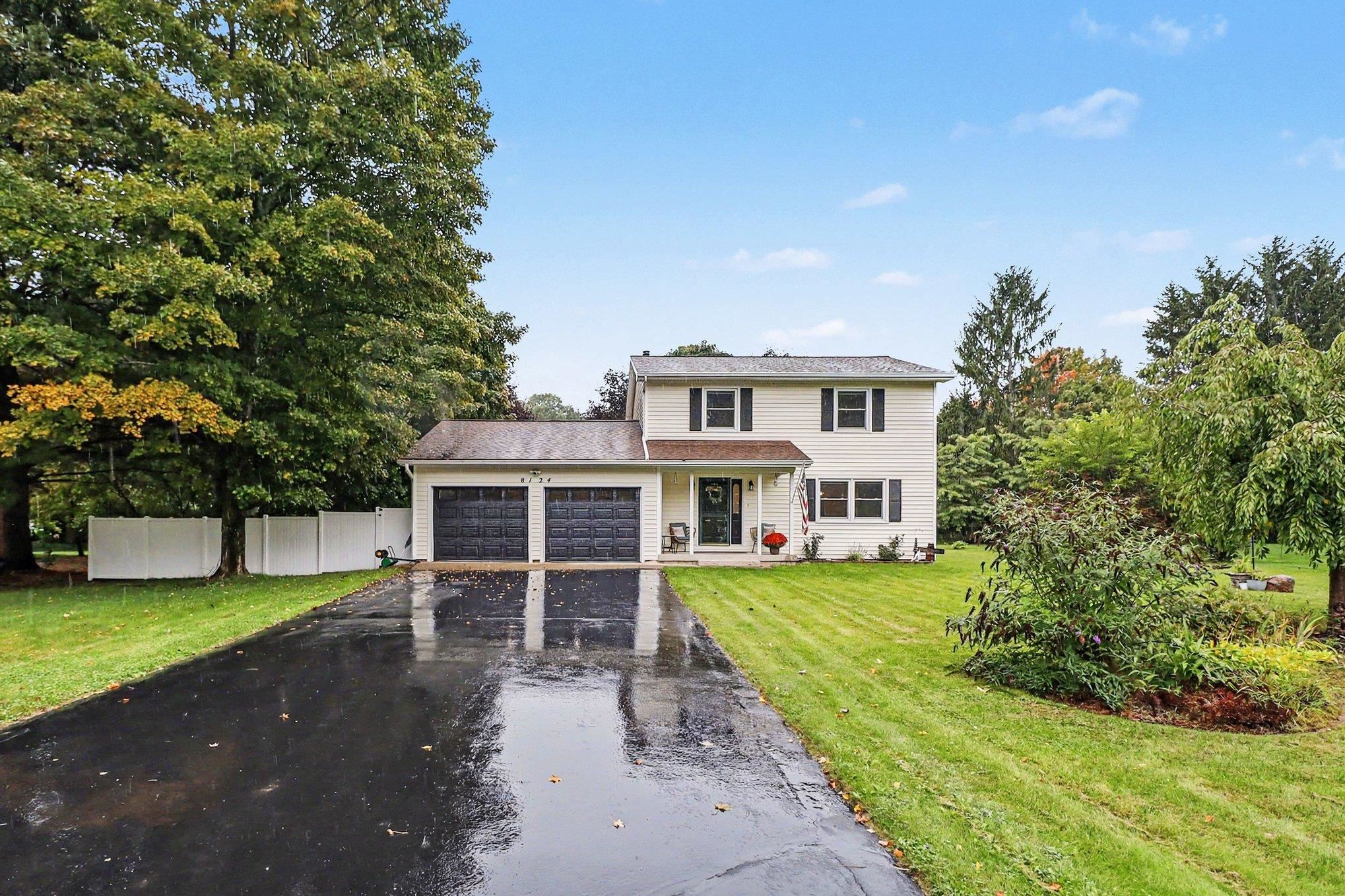 Photo 2 of Single family home for sale at 8124 S Shoreside Dr, Traverse City, MI 49684 | MLS# 78080074166 | Listing updated on 2026-10-05